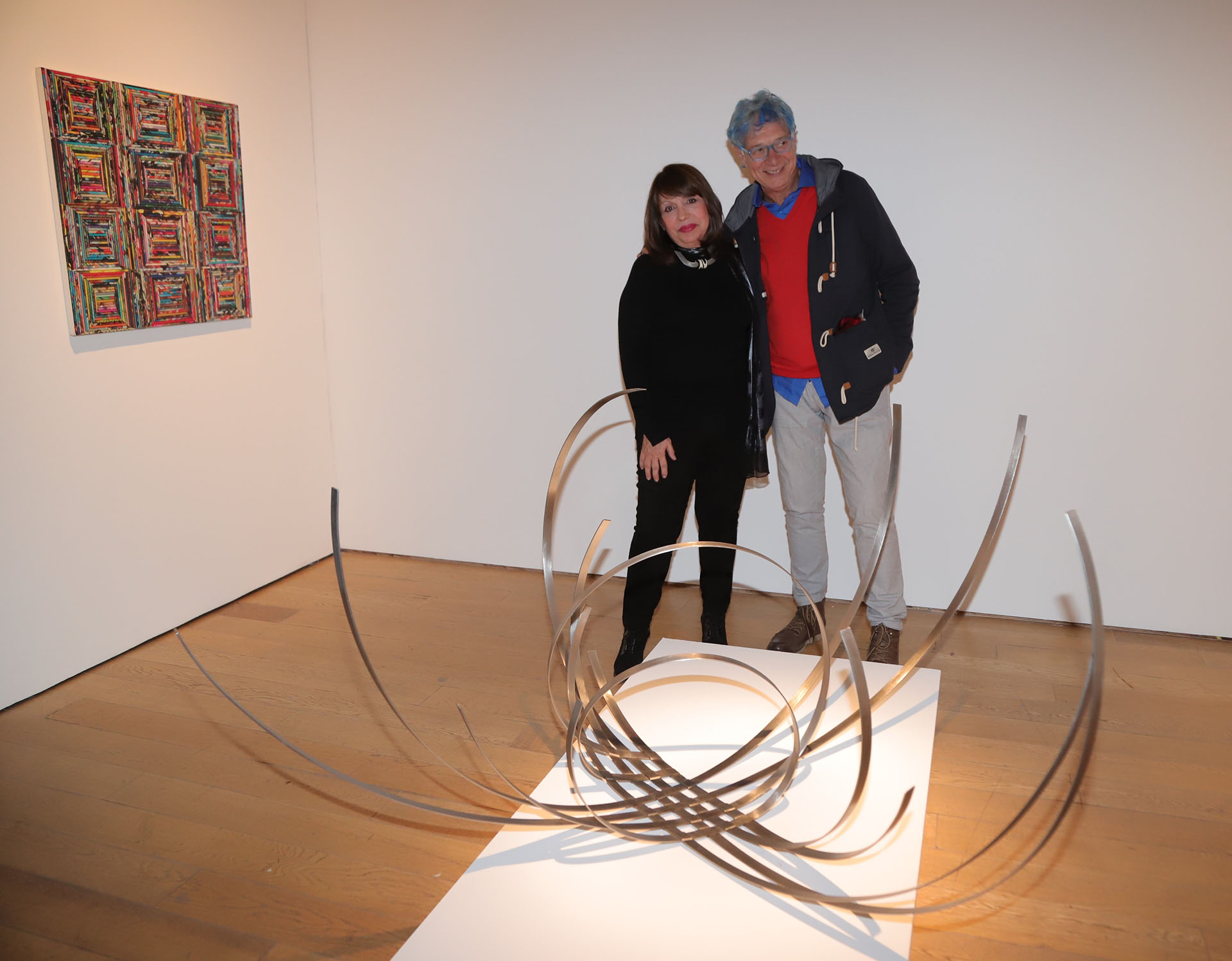 El curador de la muestra, Julio Sapollnik, junto a la artista Marina Papadopoulos. Como sucede con todas las iniciativas vinculadas al arte que año a año realiza la Fundación Rossi, las obras especialmente creadas para la muestra Esencia serán subastadas con fines solidarios