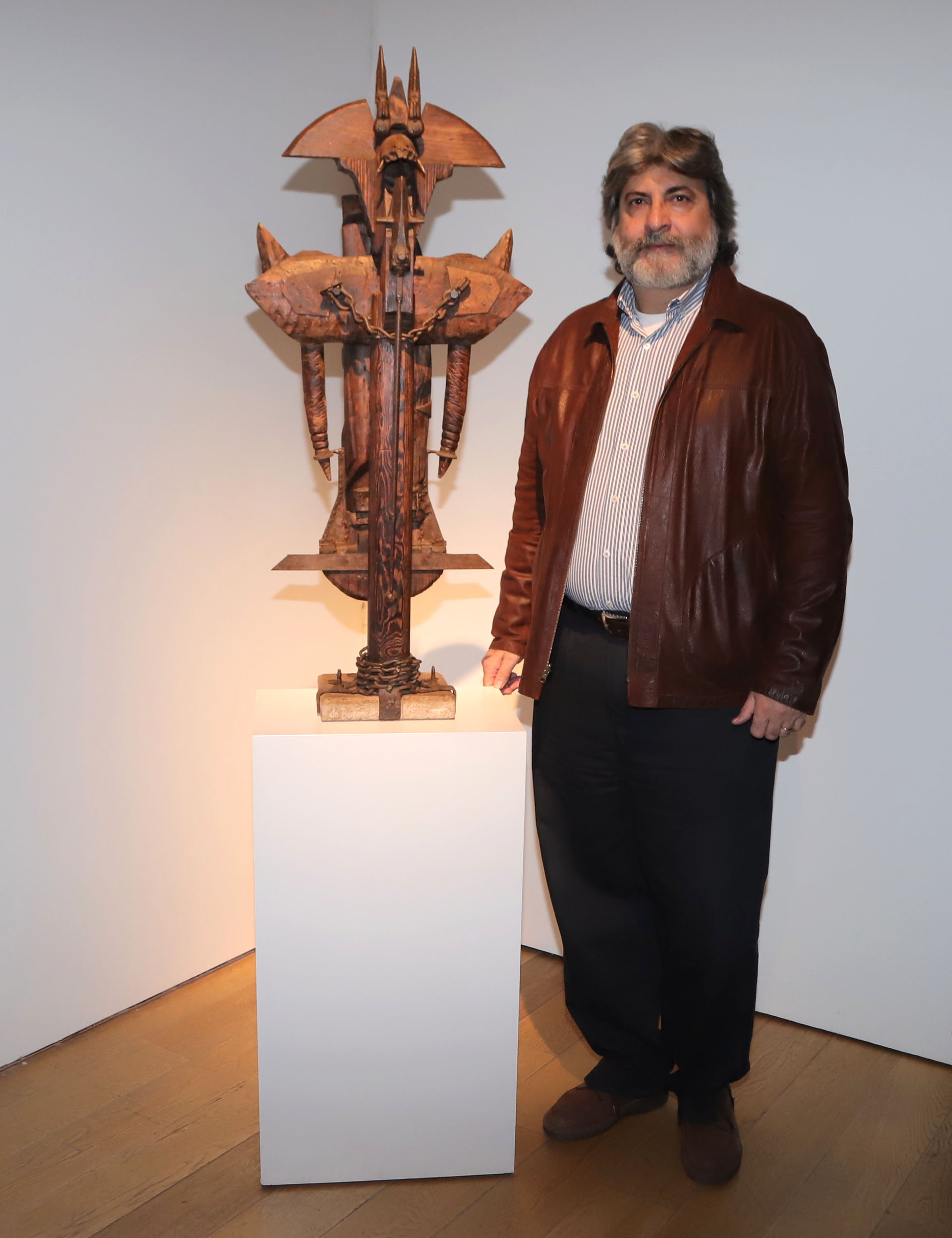El artista plástico Oscar de Bueno junto a su obra