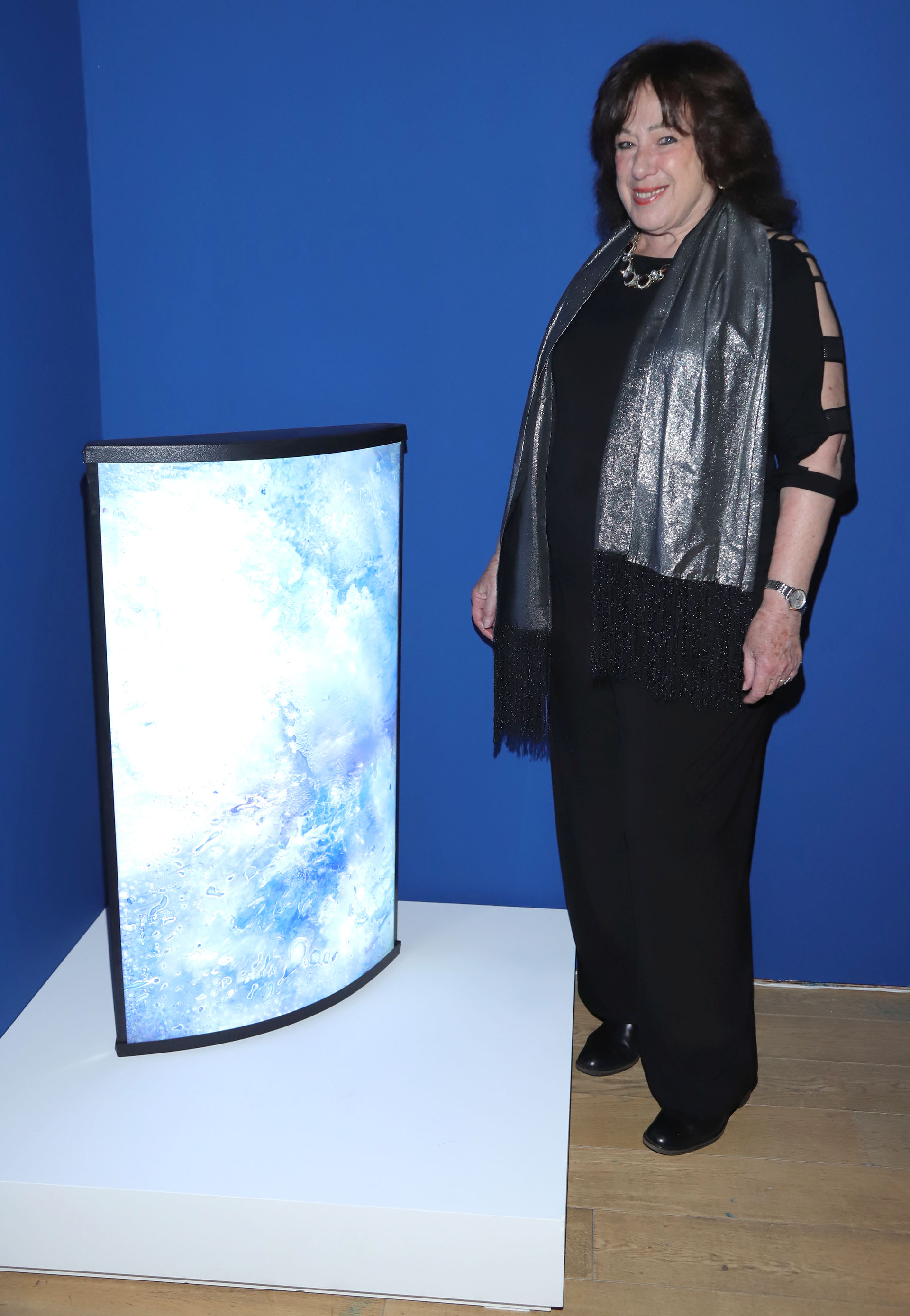 La artista Sara Diciero con su obra