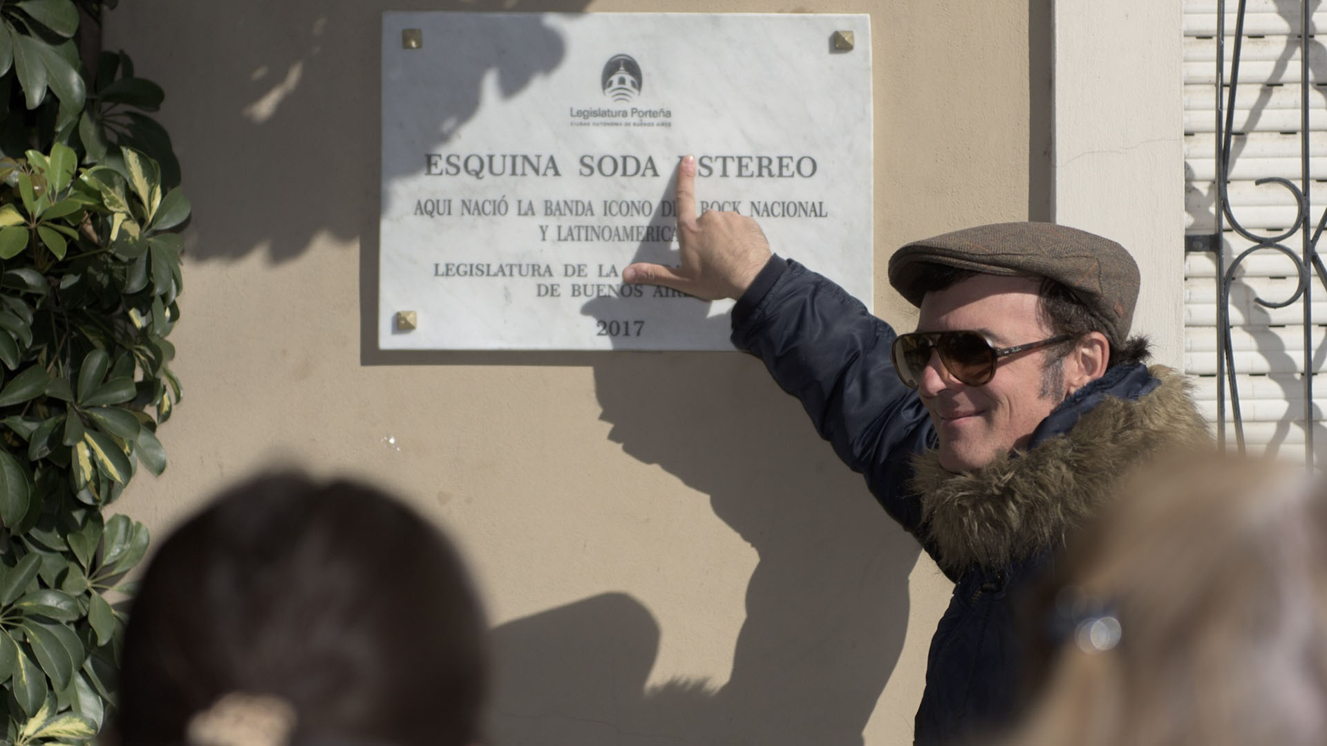 La placa sería cambiada en los próximos días para remendar un error difícil de explicar. Y así se vería: sin la E de Estéreo, como hace el periodista Gustavo Bove, autor del libro “Conversaciones íntimas”, basado en sus encuentros con Cerati. Un año atrás la Legislatura de la Ciudad de Buenos Aires cometió un error similar. En una placa conmemorativa al “músico y cantante, líder del grupo Sumo” -según se grabó en el mármol- escribieron Lucas en lugar de Luca. Y como sucede con Soda Stereo, pocos se confunden con el nombre de pila del gran Prodan
