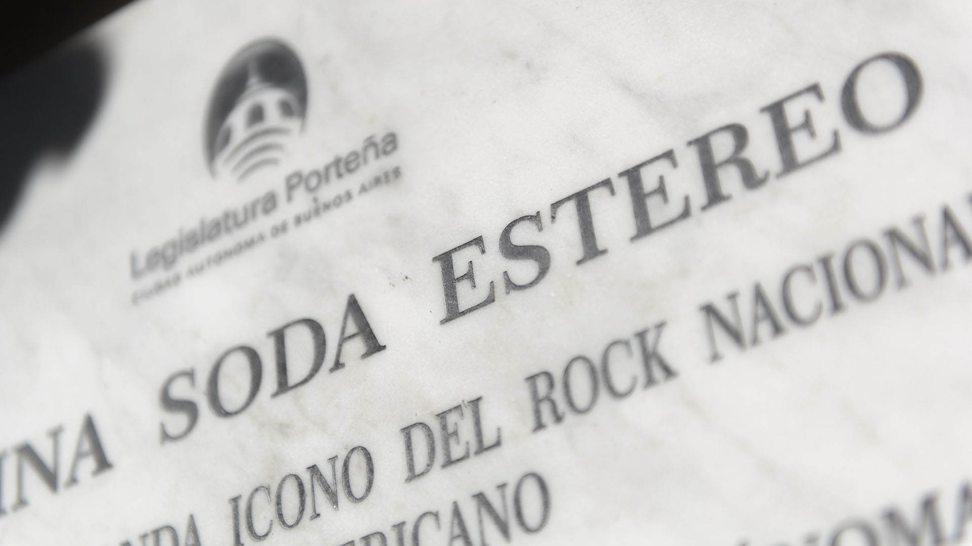 Pero el error resulta notable: no es Estéreo, claro, sino Stereo. En rigor, era habitual verlo escrito de esa manera en los primeros tiempos de la banda, cuando Cerati, Alberti y Bosio buscaban imponer el nombre del grupo. Incluso hace unos meses el baterista explicó que el primer graffiti se pintó en una pared de Avenida Las Heras y República de la India. Y se cometió la misma equivocación, aunque “por el apuro”. Esta vez, en cambio, a la Legislatura le sobró tiempo