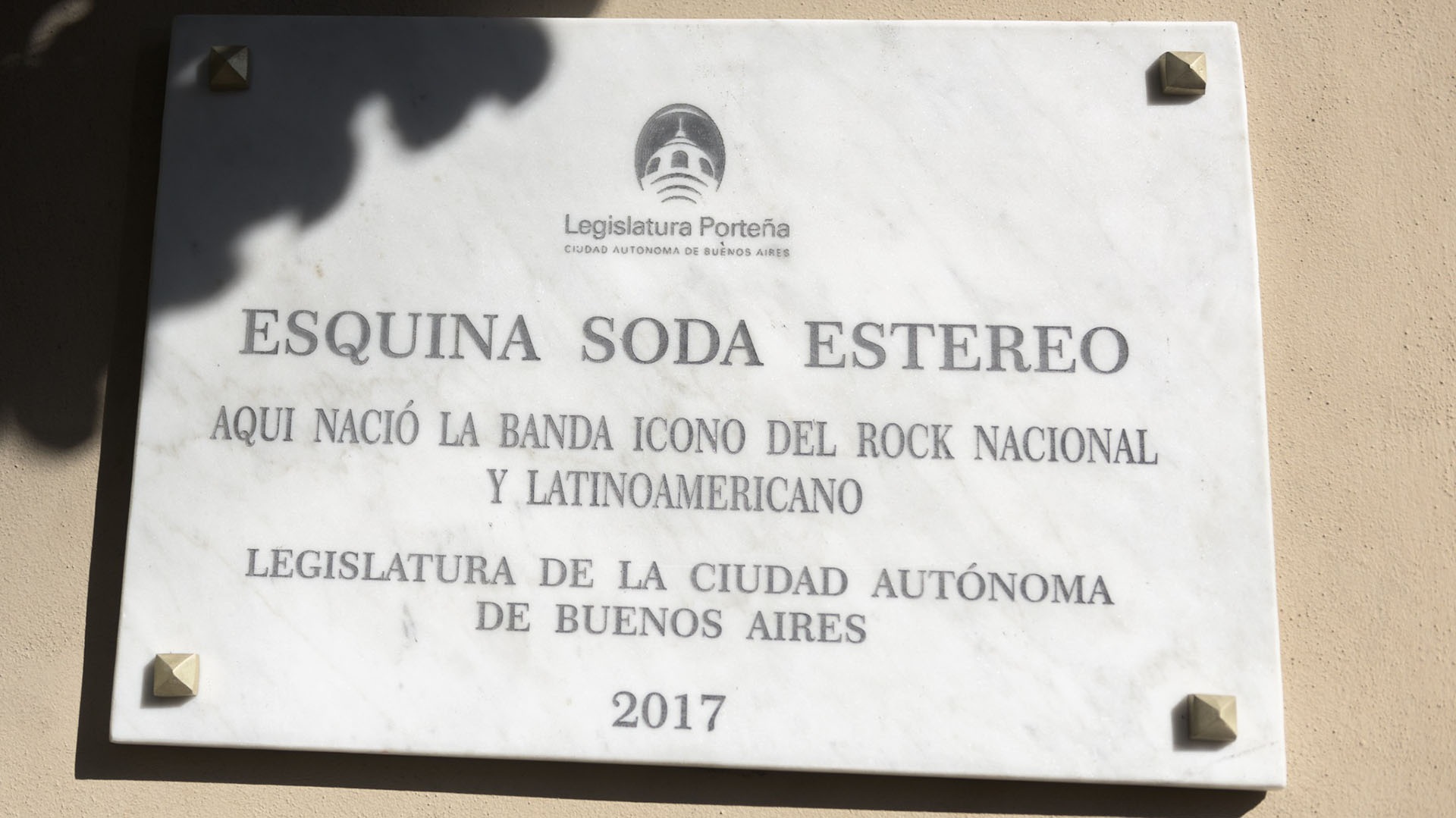 En la esquina de Barilari y Victorino de la Plaza, en Belgrano, este viernes colocaron una placa en honor a Soda Stereo. Pero, cometieron un error con el nombre de la banda (Adrián Escándar)