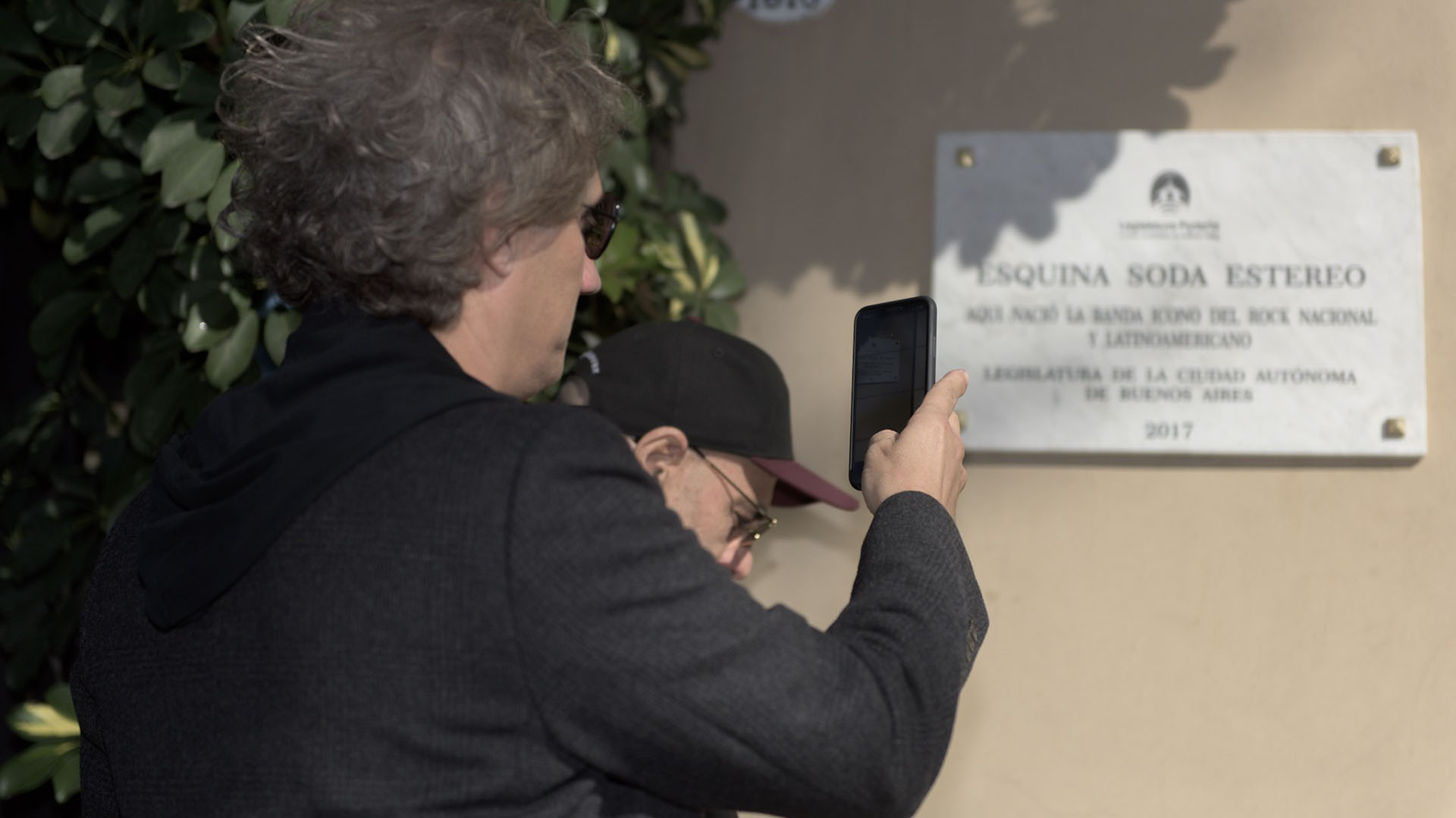 Alberti y una foto que habrá mandado en el grupo de chat de la familia: el caserón donde se crió desde ahora está ubicado en la “Esquina Soda Stereo”