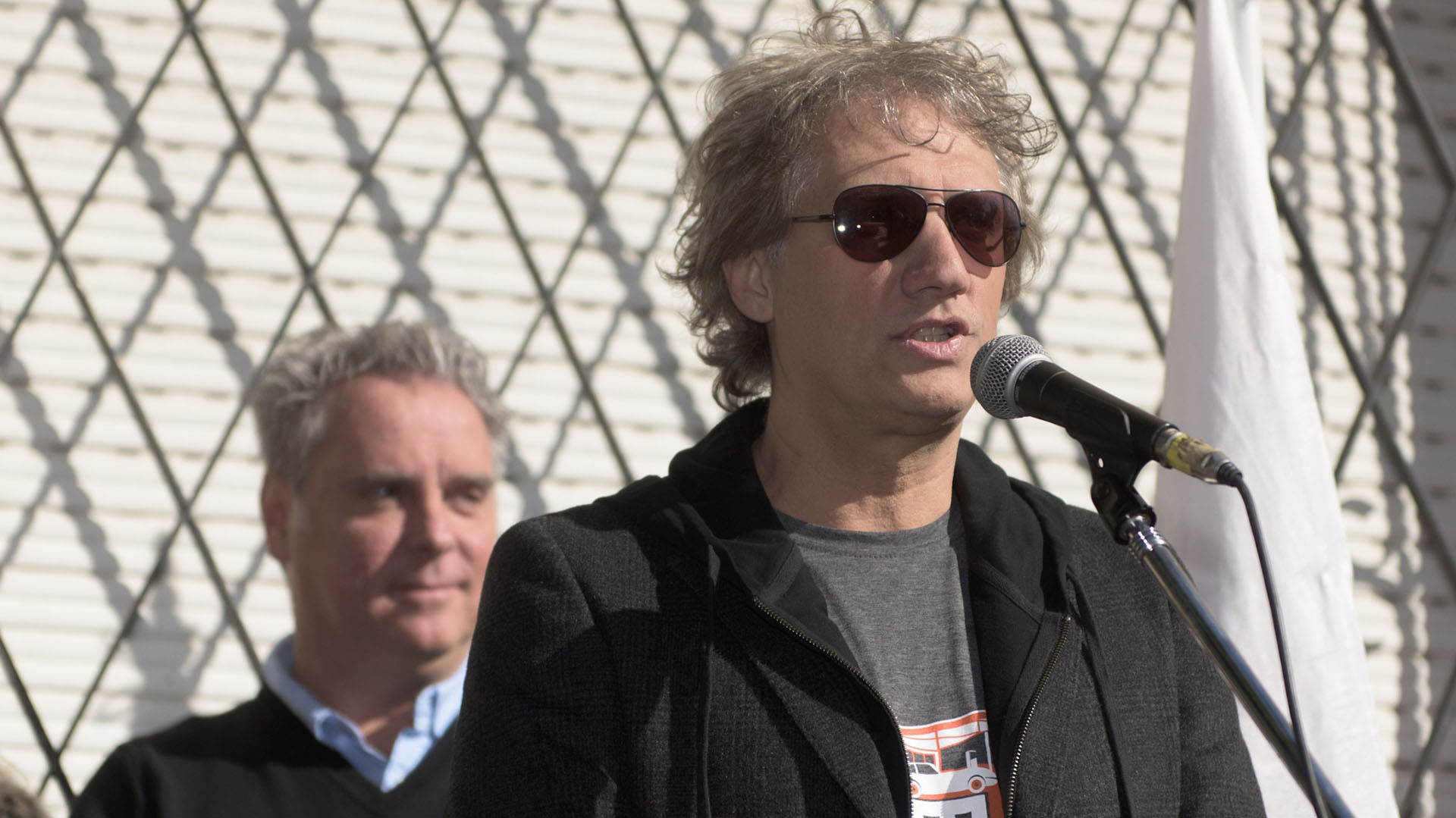 “Fue ahí donde se gestó Soda -precisó el baterista, en referencia a la casa-. Recuerdo esa llamada a Laura (Cerati) donde le pedí hablar con su hermano guitarrista y le dije que estaba buscando músicos para armar una banda”. Y agregó: “Esta es la esquina que nos vio nacer”
