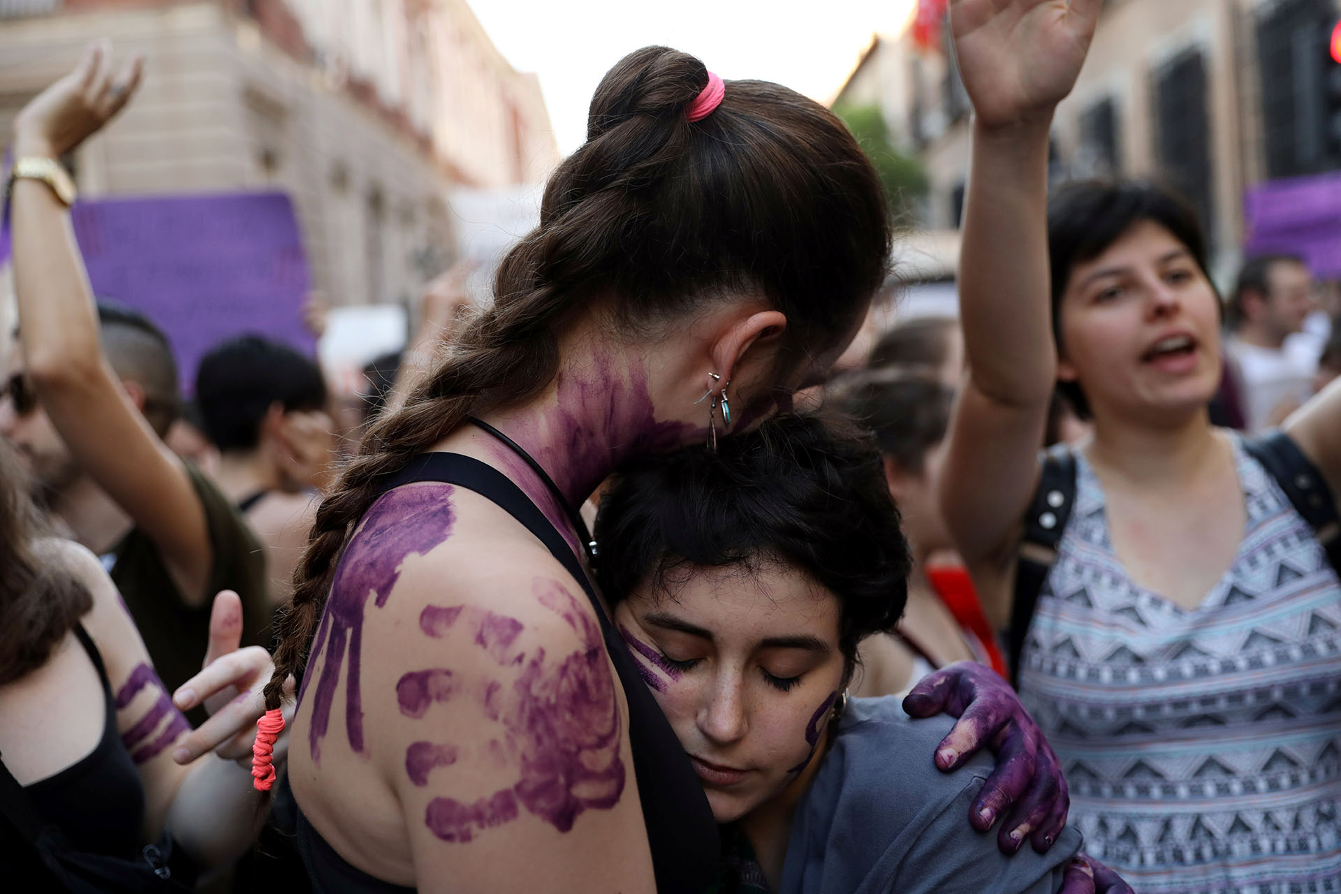 Millones de españoles se compadecieron de la víctima y salieron a las calles al grito de “Yo sí te creo”, ante la afirmación de la joven que asegura que no consintió los hechos (Foto: Reuters)