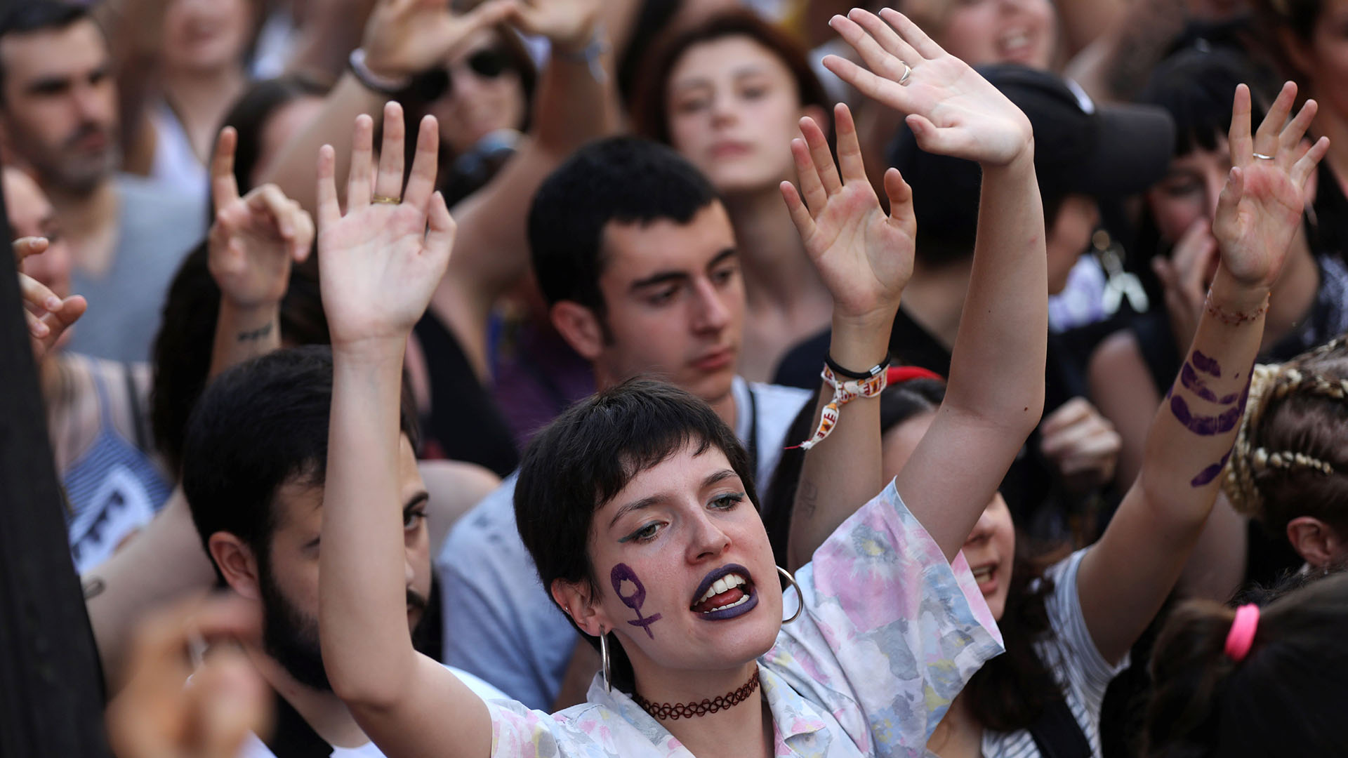 El caso de “La Manada de San Fermines” no se consideró, en un principio, un delito de agresión sexual, decisión que desató una oleada de protestas. Bajo el grito de “Yo sí te creo”, los españoles salieron a las calles a defender a la víctima. Basándose en los videos grabados por los agresores, la jueza consideró que durante el acto no se había ejercido “violencia” sobre la víctima, por lo que tipificó el delito como “abuso sexual”, y condenó a los acusados a nueve años de prisión. El fallo se recurrió ante el Tribunal Supremo, que determinó que sí que hubo violencia, y aumentó la condena de los procesados a 15 años de cárcel. Su decisión sentó jurisprudencia, lo que significa que los tribunales inferiores deberán regirse por ese fallo en casos futuros (Foto: Reuters)