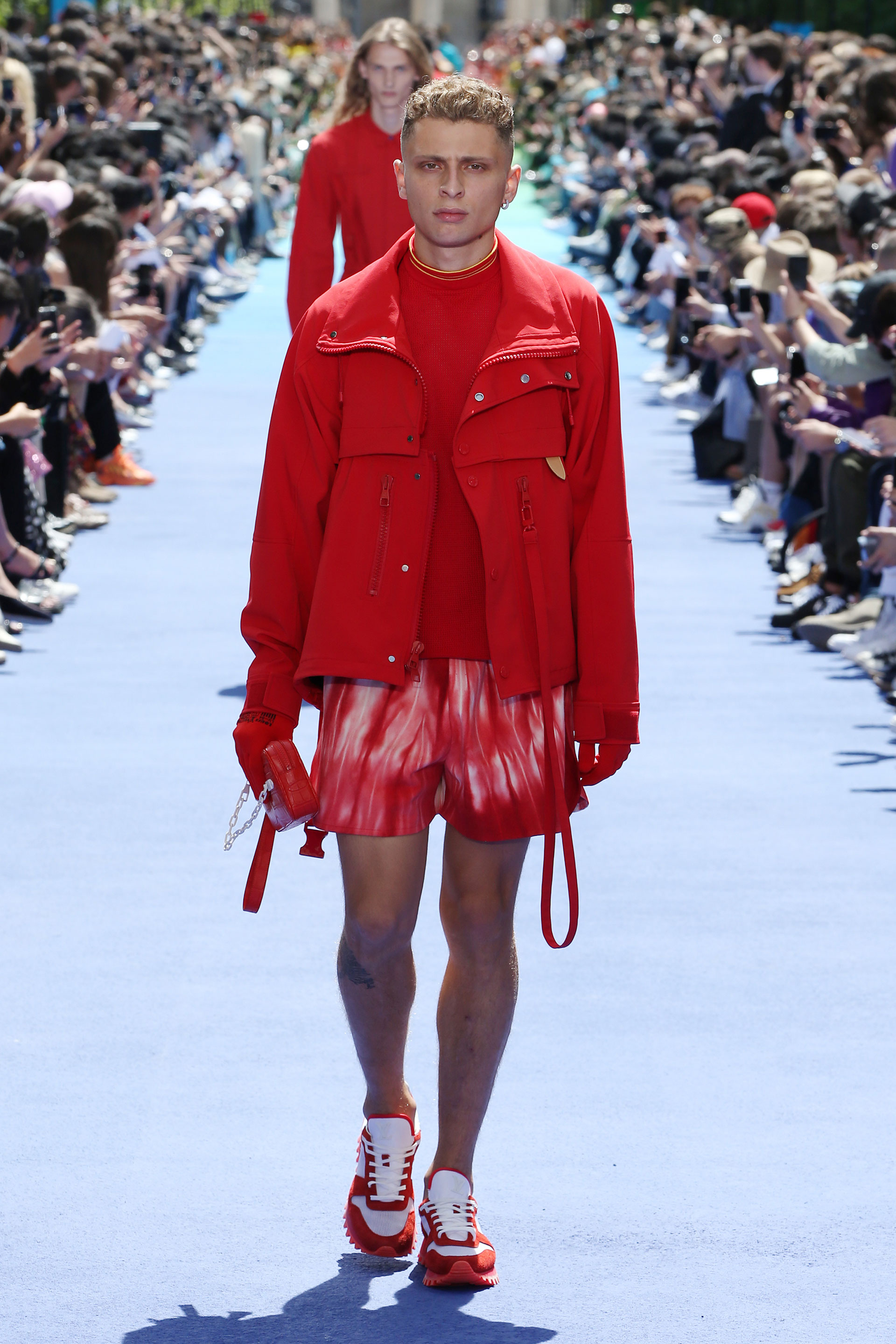 Total red. Chaquetas con cierres y bolsillos combinados con remera de cuello redondo, short batik y zapatillas deportivas en blanco y rojo