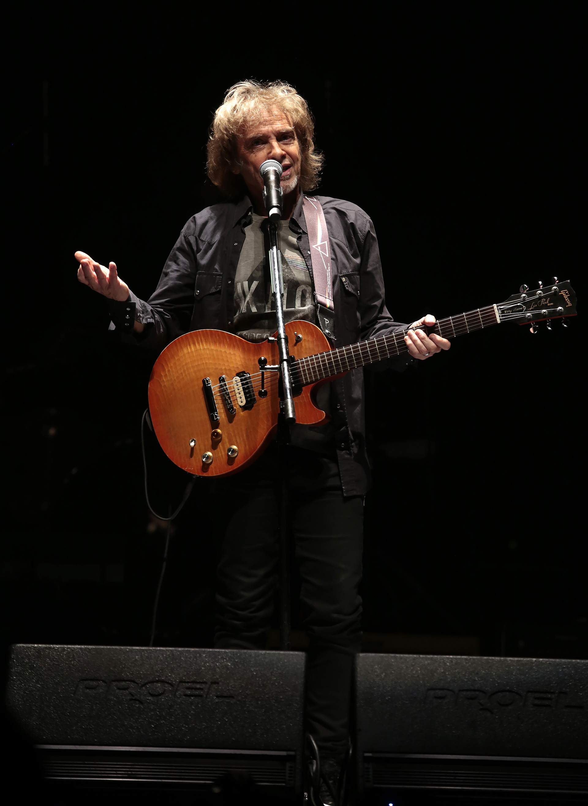 “Sombras en el cielo” es su vigésimo primer disco solista. Y le demandó un año de producción. Pero tanto trabajo se vio cristalizado en una noche inolvidable en el Teatro Coliseo donde Porchetto demostró que su música, más o menos roquera, es siempre distinguida