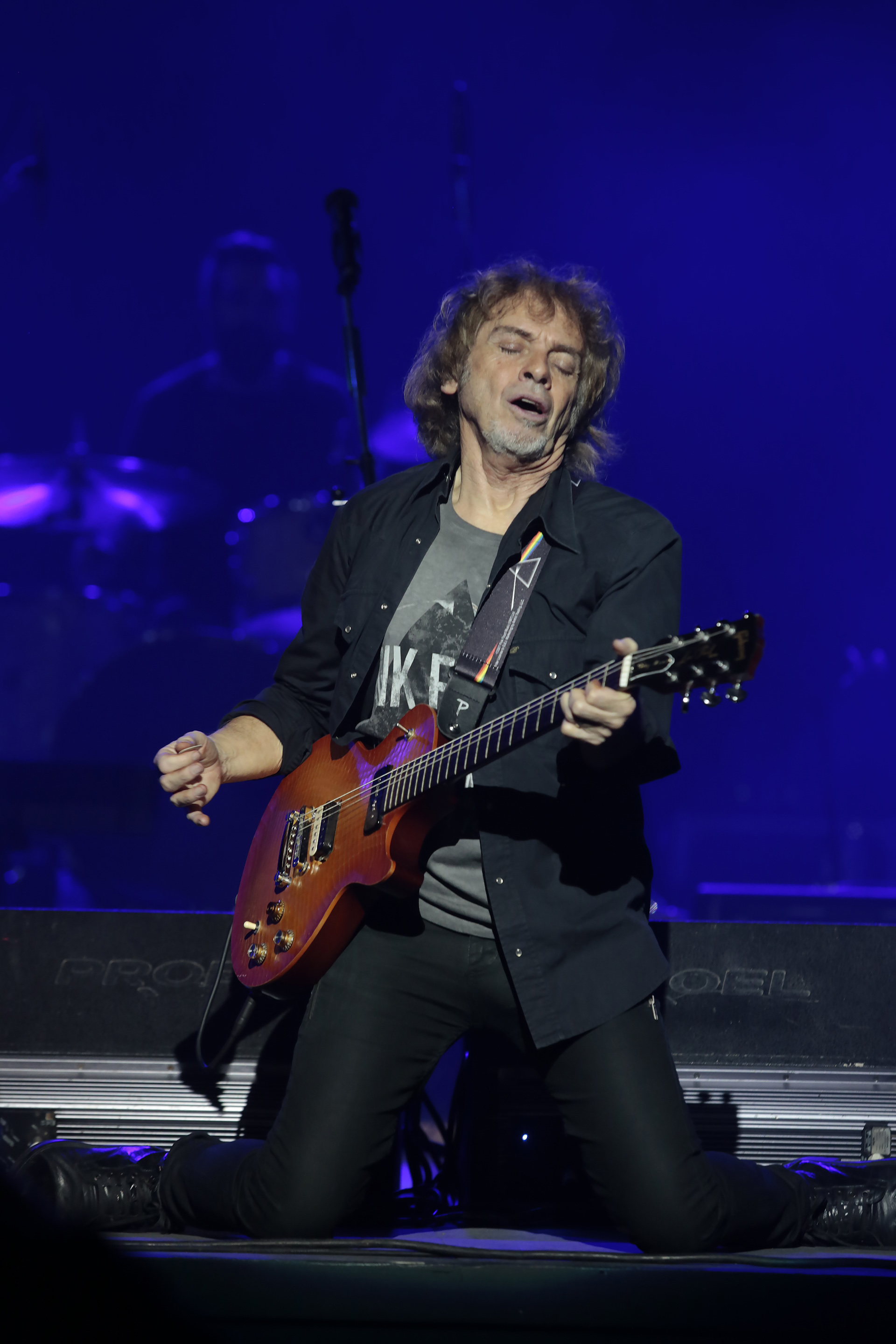 Raúl Porchetto en el escenario del Teatro Coliseo. El músico de 68 años presentó las canciones de su nuevo álbum, “Sombras en el cielo”; a lo largo de su carrera de más de cuatro décadas, lanzó casi 30 discos (Fotos: Christian Bochichio / Teleshow)