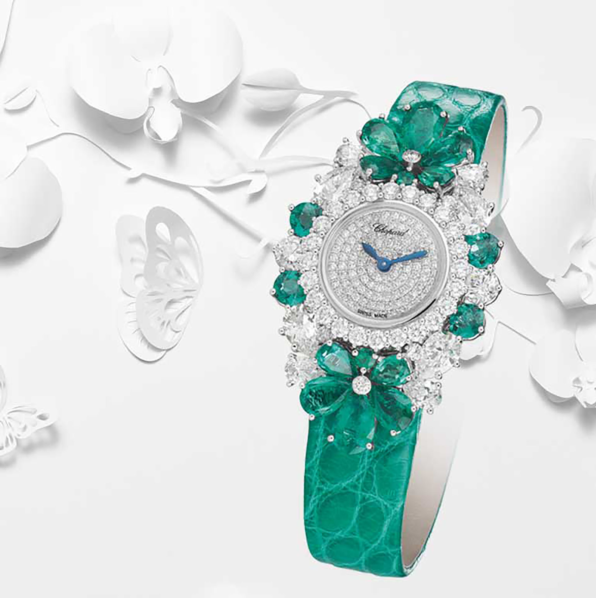 Perteneciente a la colección llamada “For You” de Chopard las flores de cerezo están en el centro de la colección inspirada en la primavera en combinación de cueros, brillantes y oro blanco. Este reloj de la alta joyería está realizado con diamantes y esmeraldas en forma de pera (Chopard)