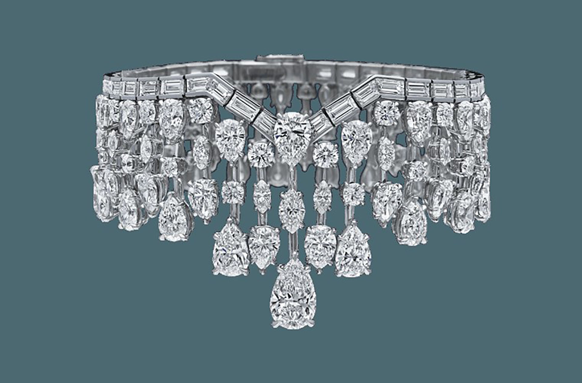 Como complemento, el brazalete de Mrs. Winston by Harry Winston forma parte de la familia creada en honor de Edna. Esta joya cuenta con 166 diamantes baguette, marquesa, pera y redondo incrustados en platino, pesando en total unos 45 quilates (Harry Winston)