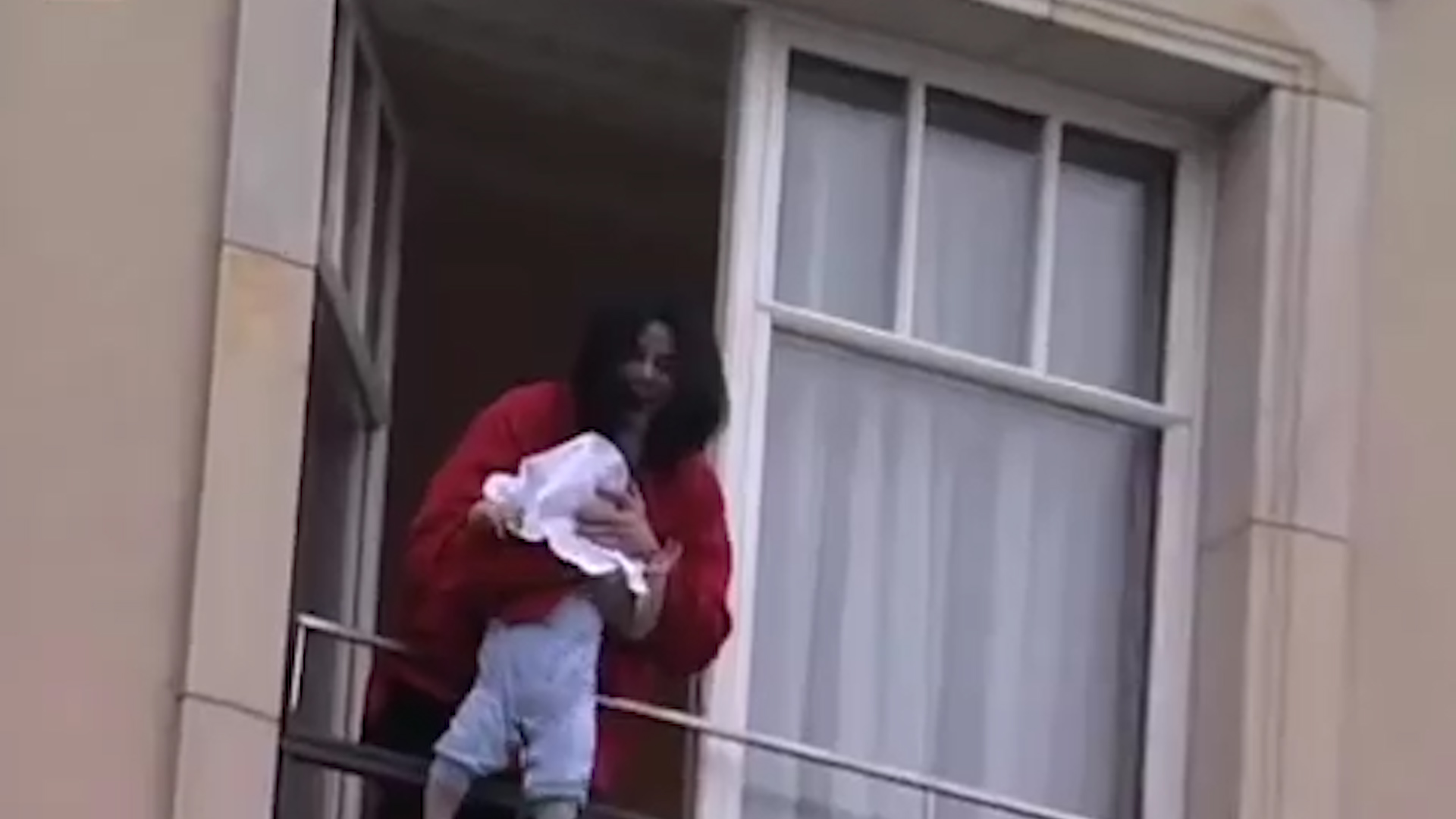Uno de los momentos donde se criticó la actitud del cantante al mostrar a su hija en el balcón cuando era una bebé Foto: (Archivo)