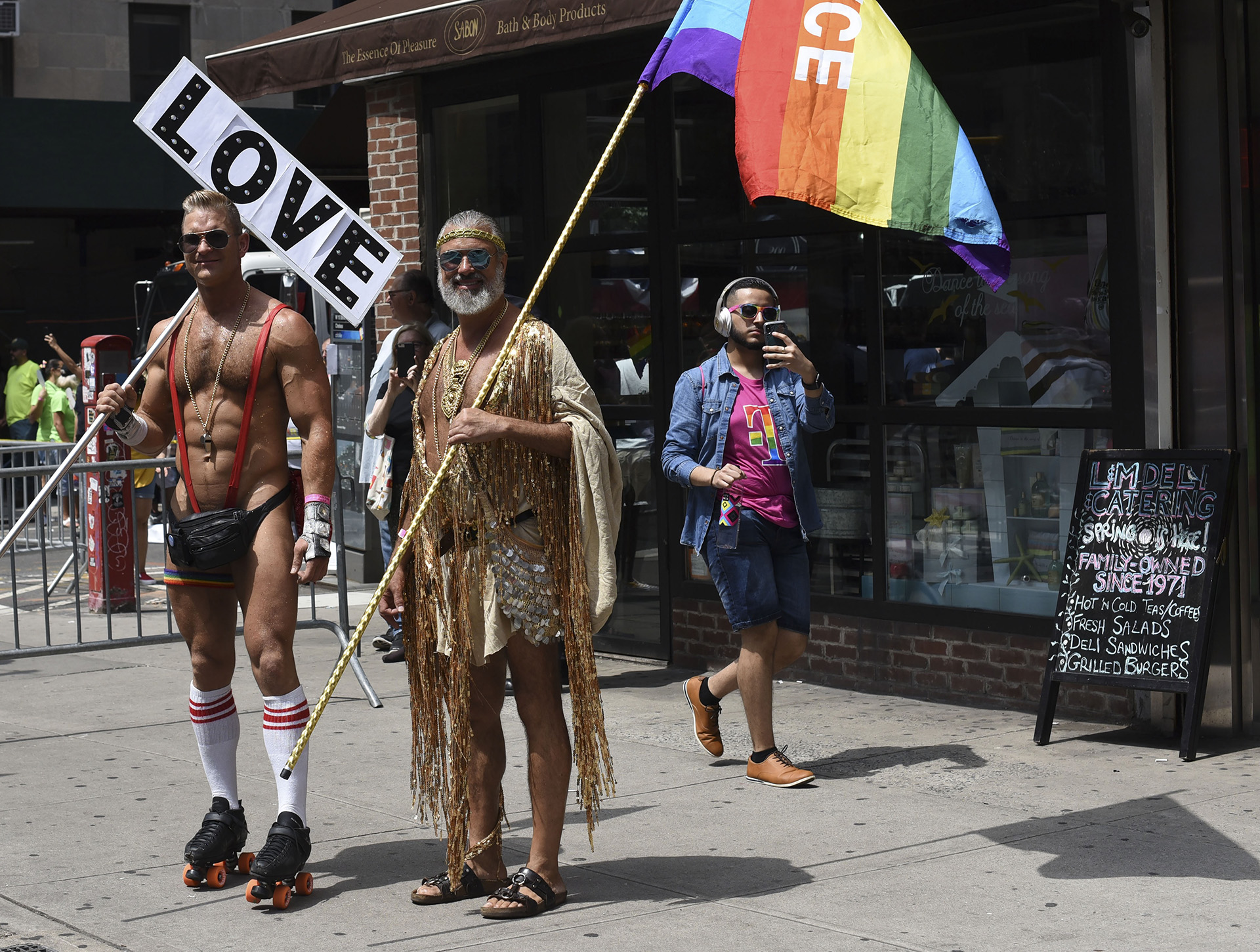 Miles de personas participación de la marcha del orgullo LGTB (AFP)