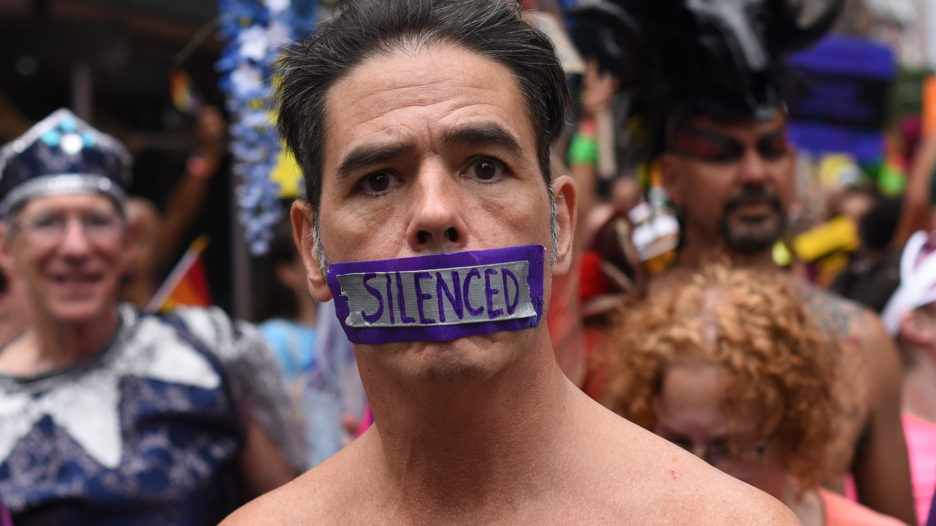 Algunos aprovecharon la marcha para pronunciar mensajes de protesta (AFP)