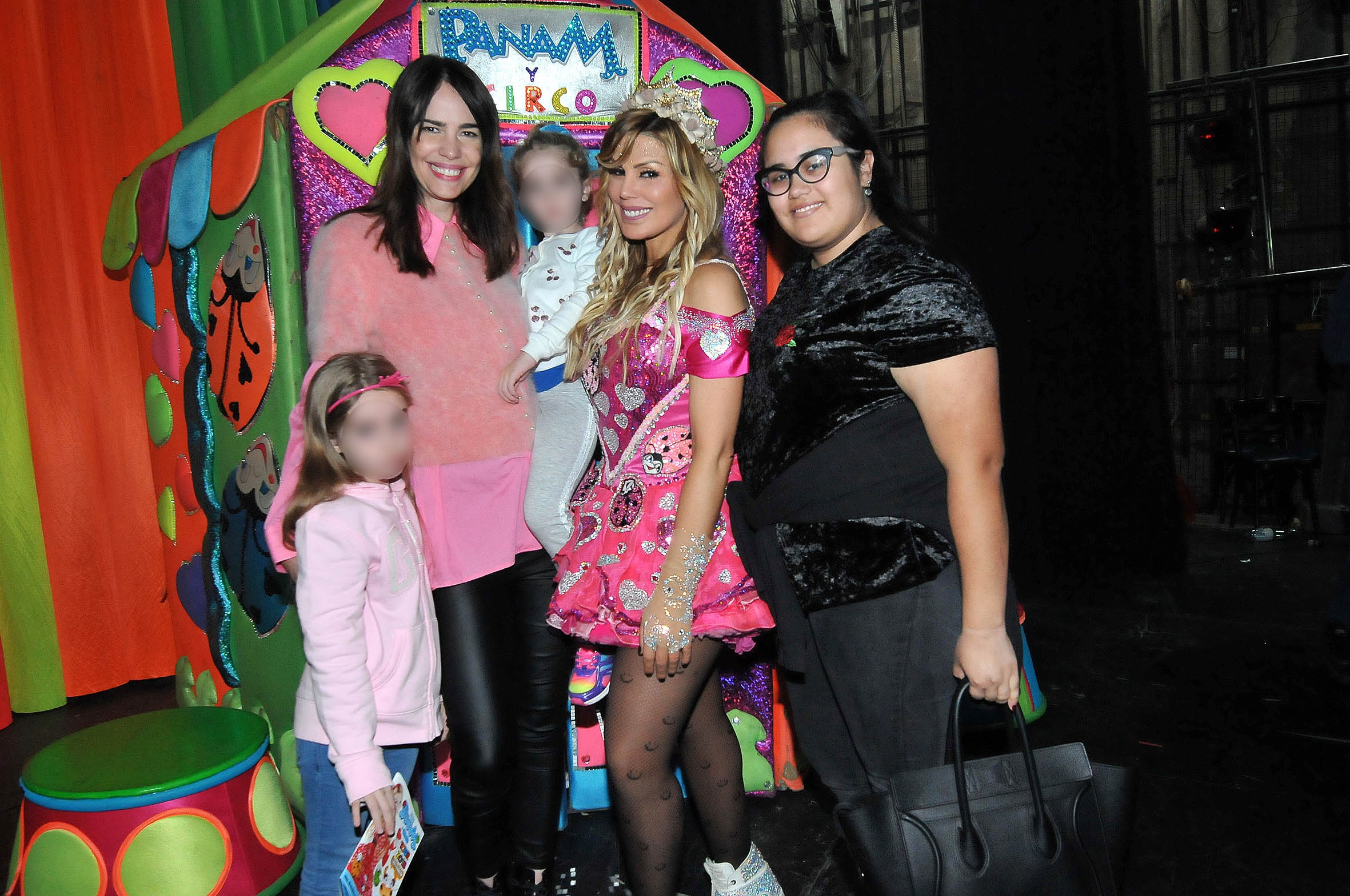 Romina Pereiro junto a sus hijas y Rocío Rial