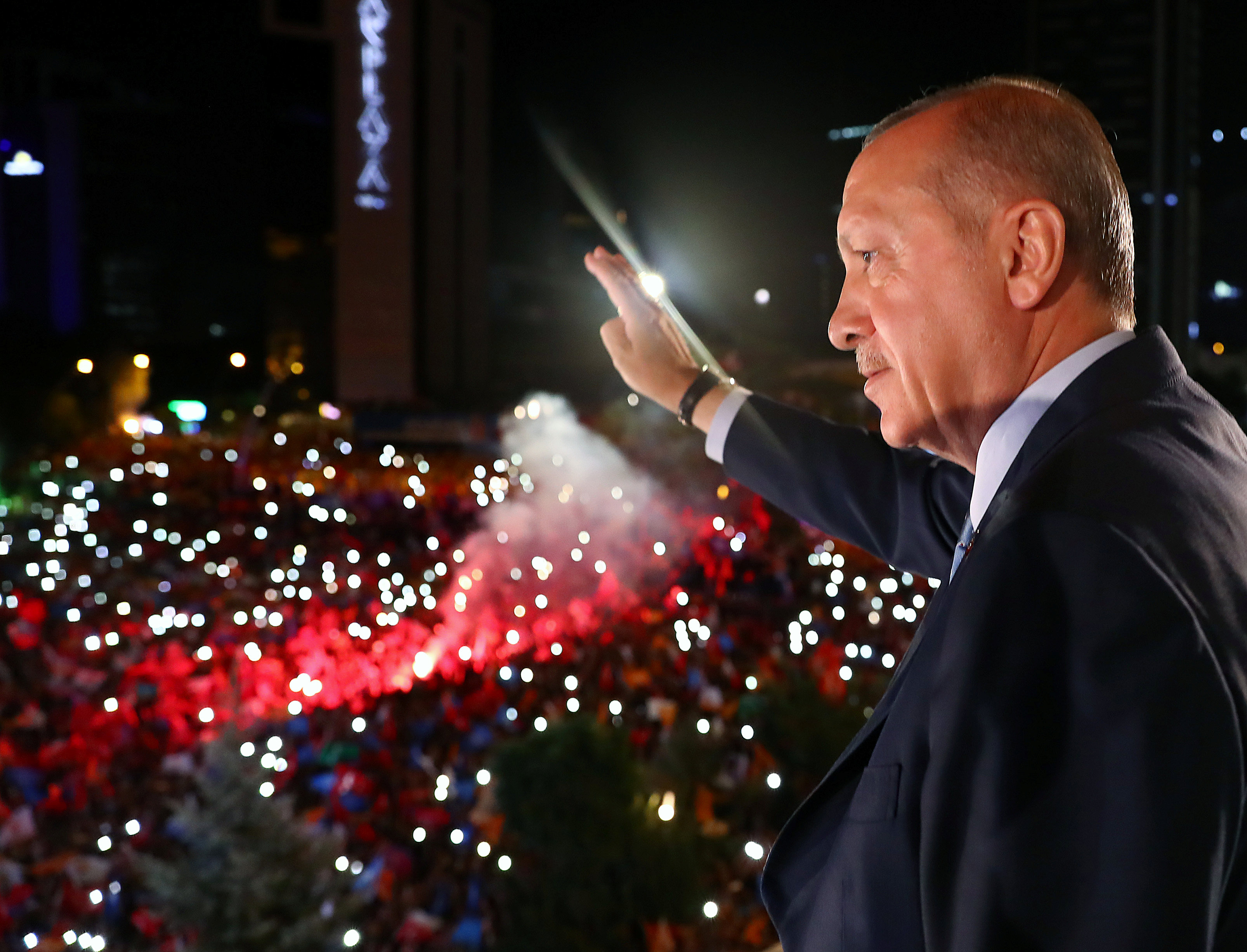 El presidente turco Tayyip Erdogan saluda a sus seguidores desde el balcón de la sede de su partido gobernante, el AK, en Ankara, Turquía, a principios del 25 de junio de 2018. (Reuters)