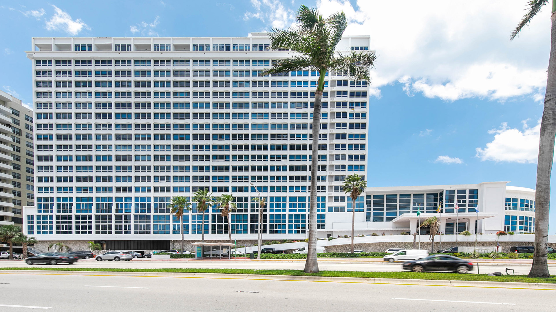 New Point Miami se ubica sobre la Avenida Collins.