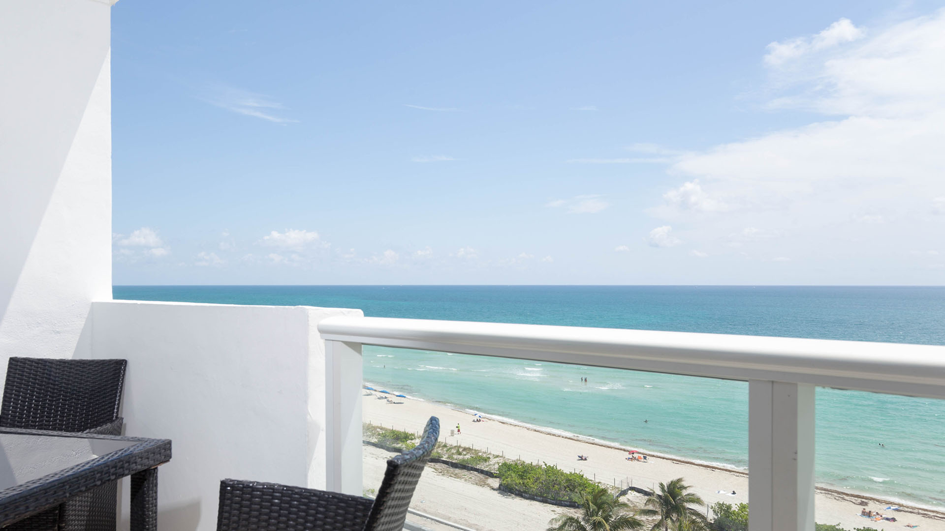 Las habitaciones cuentan con vista al mar, a la bahía o a la ciudad.