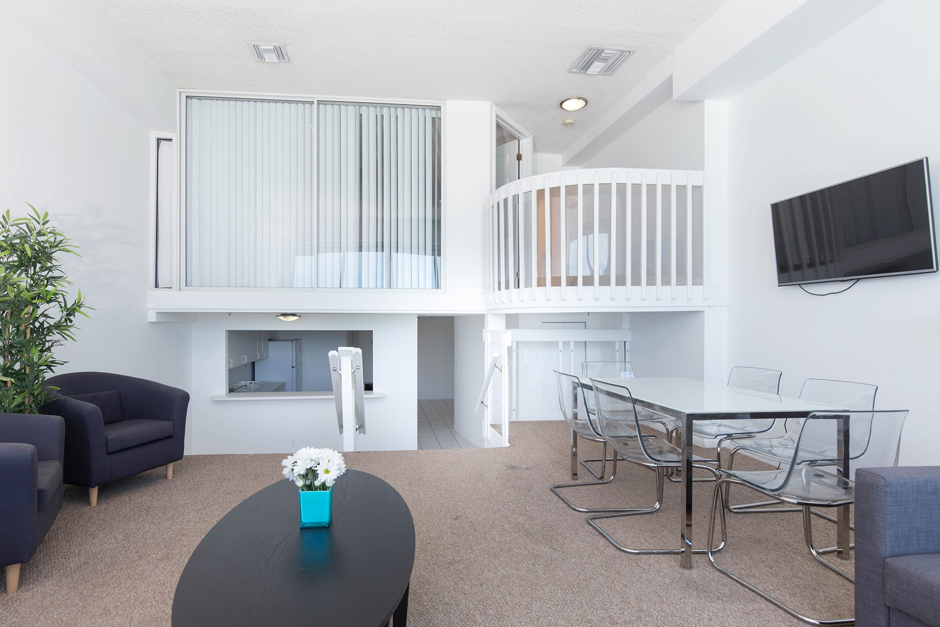 Los cuartos están equipados de manera funcional, moderna y minimalista. Hay opciones de Penthose, Estudio, Duplex y Suite.