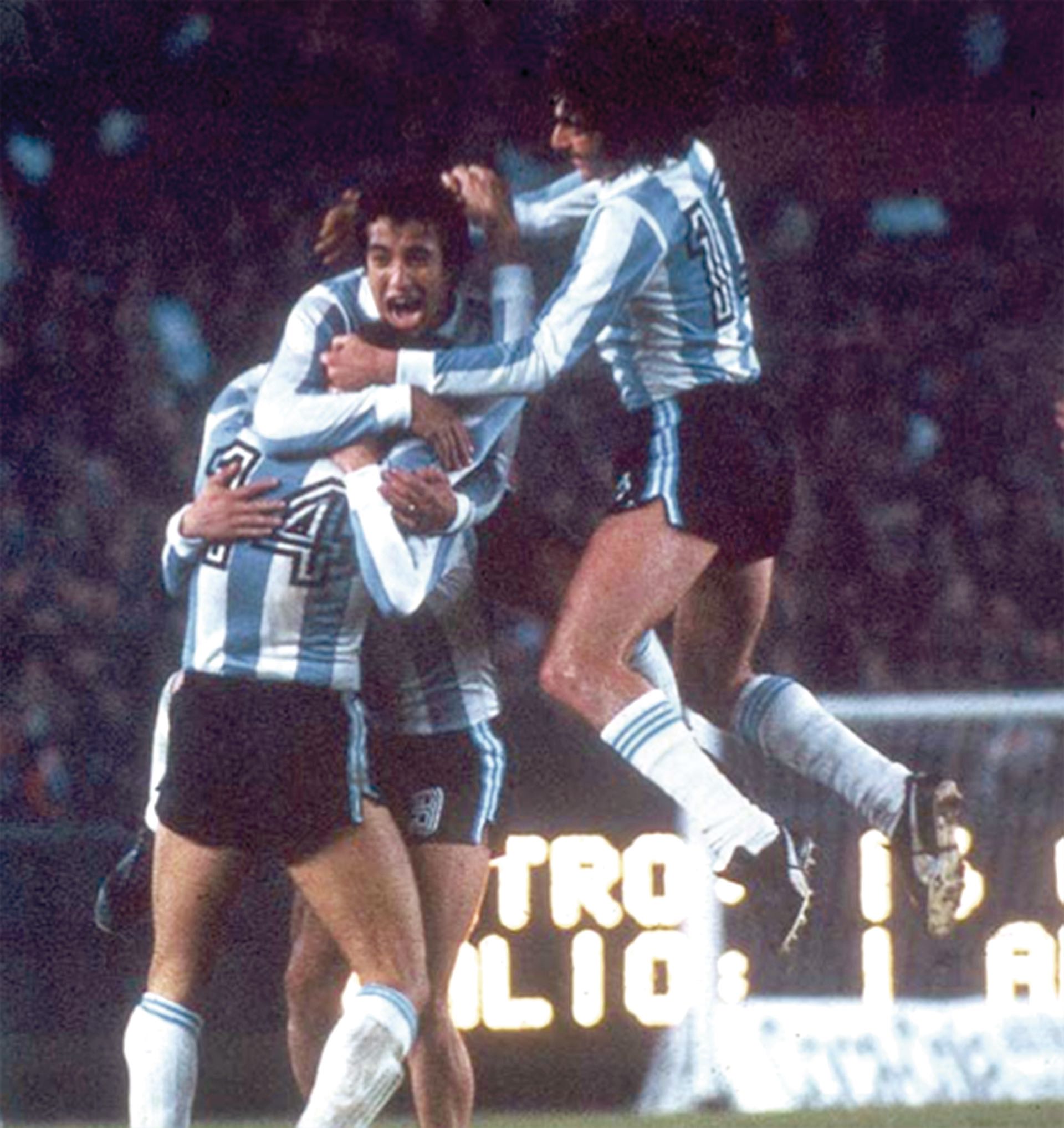 Gallego se abraza con Kempes y Luque para celebrar un gol. Se observa el número 9 del pantalón deHouseman, que queda en medio de sus compañeros.