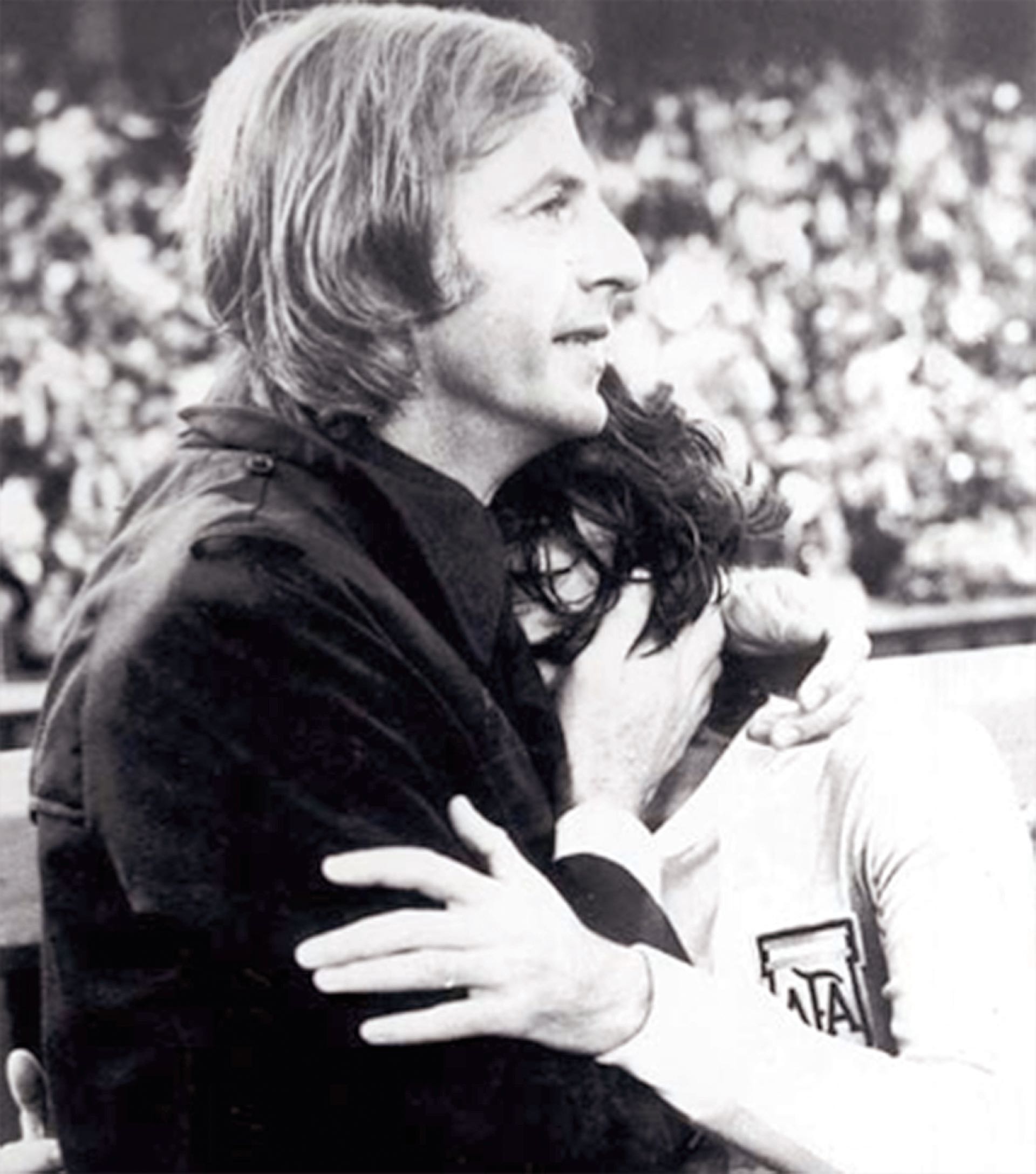 Menotti estrecha a un Olguín emocionado.