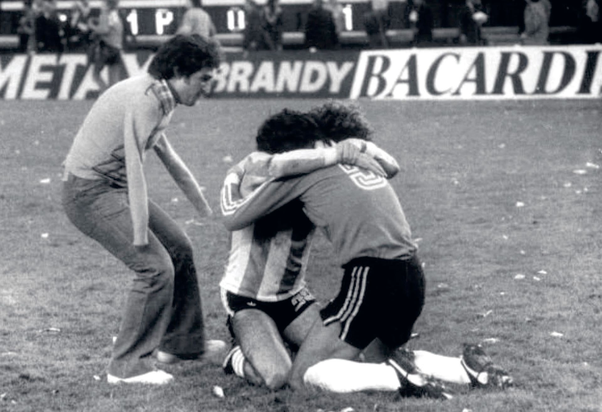 El fotógrafo Ricardo Alfieri, de Editorial Atlántida, inmortalizó la icónica imagen en la que el hombre sin brazos, Víctor Dell’Aquila, corre para unirse al abrazo de Fillol y Tarantini.
