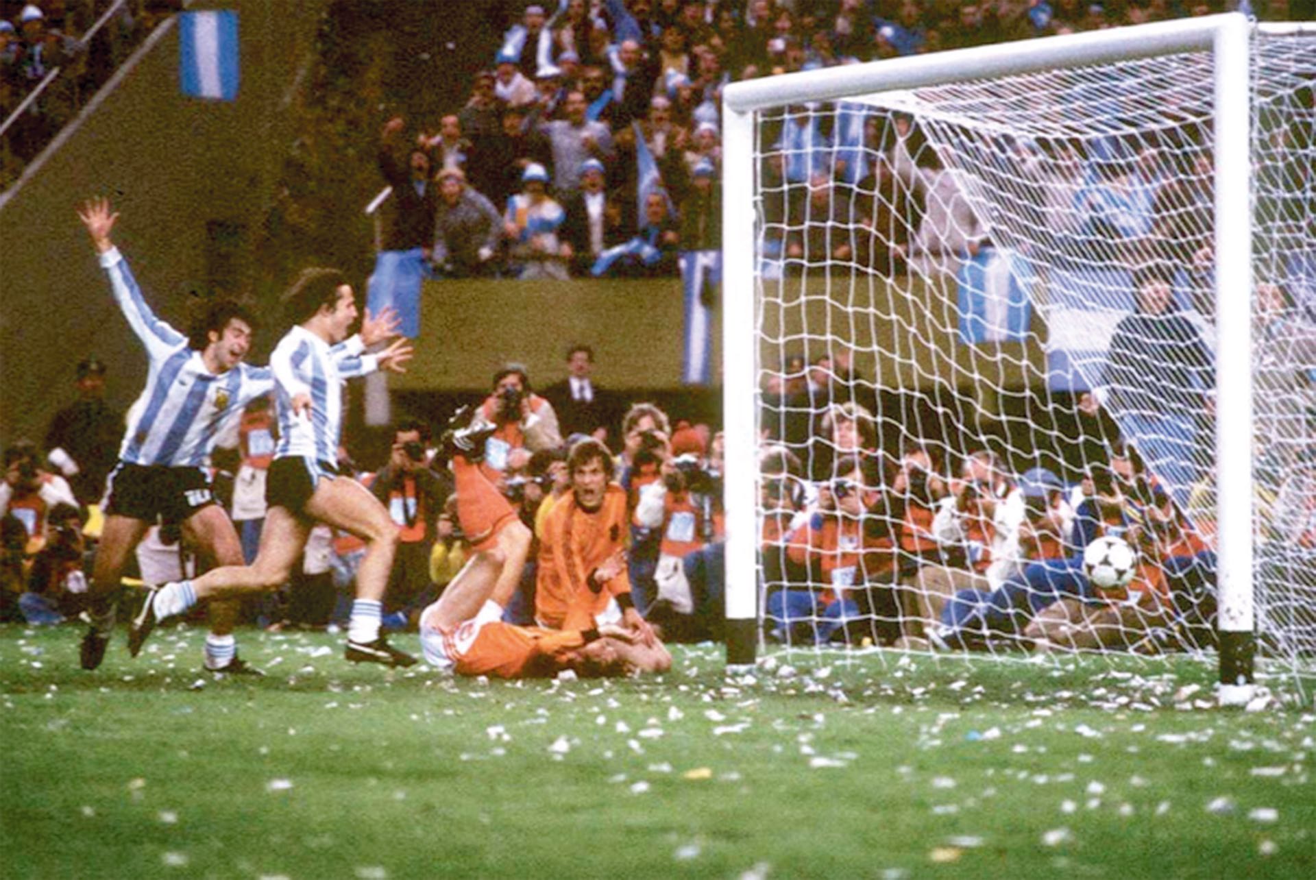 Kempes celebra el segundo gol de Argentina –y suyo propio– en la final frente a Holanda.