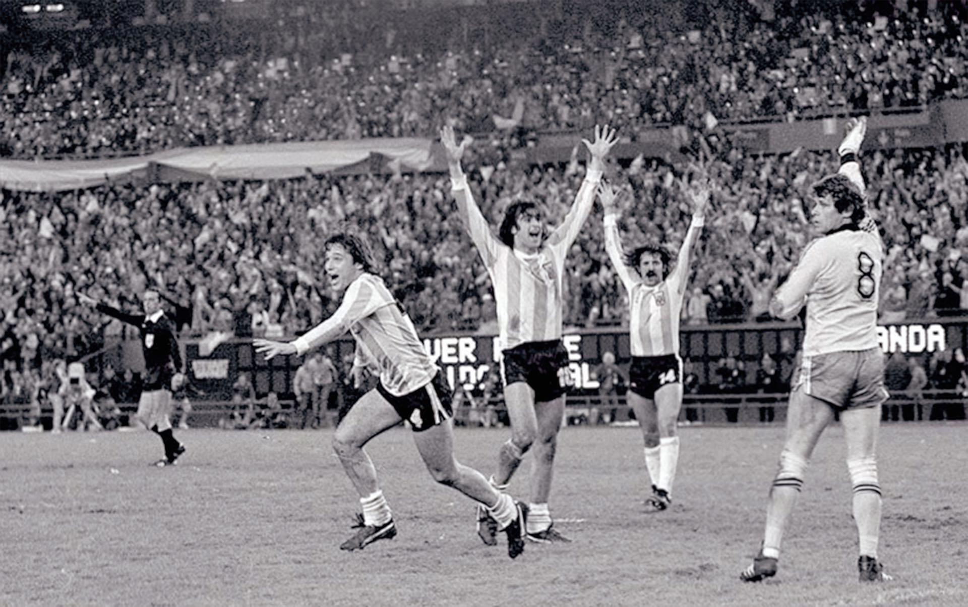 Bertoni se lleva la pelota tras la guapeada de Kempes y anota el tres a uno. Argentina es campeón.