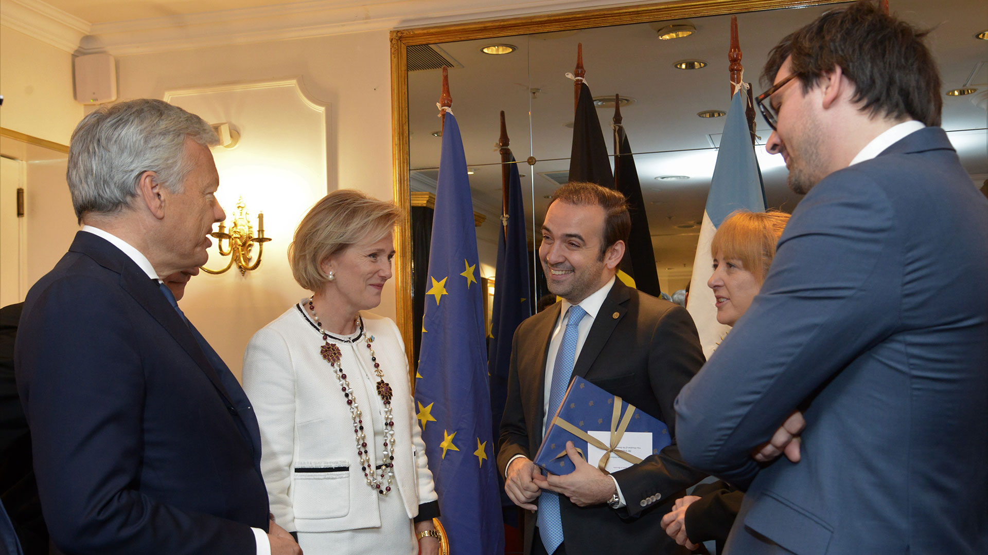 “Es un honor recibir en nuestra Ciudad a la comitiva belga y entregarle la distinción de Visitante Ilustre a la Princesa Astrid, en nombre de todos los porteños, estrechando lazos en las relaciones diplomáticas y promoviendo el intercambio cultural”, resaltó la legisladora Carolina Estebarena, encargada de entregar en mano el diploma.