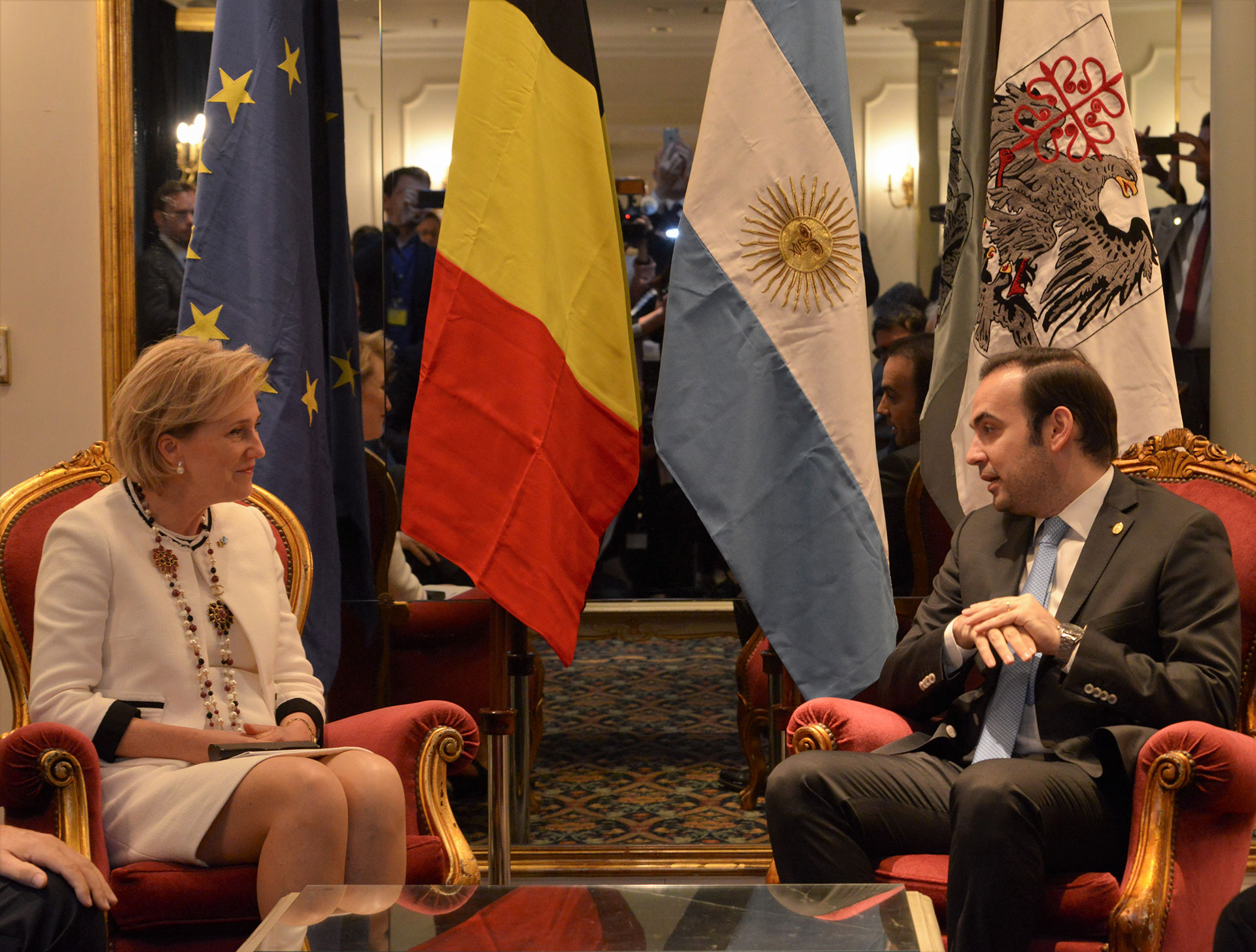 La monarca arribó al país el sábado pasado. Ha recibido numerosos reconocimientos en distintos países.