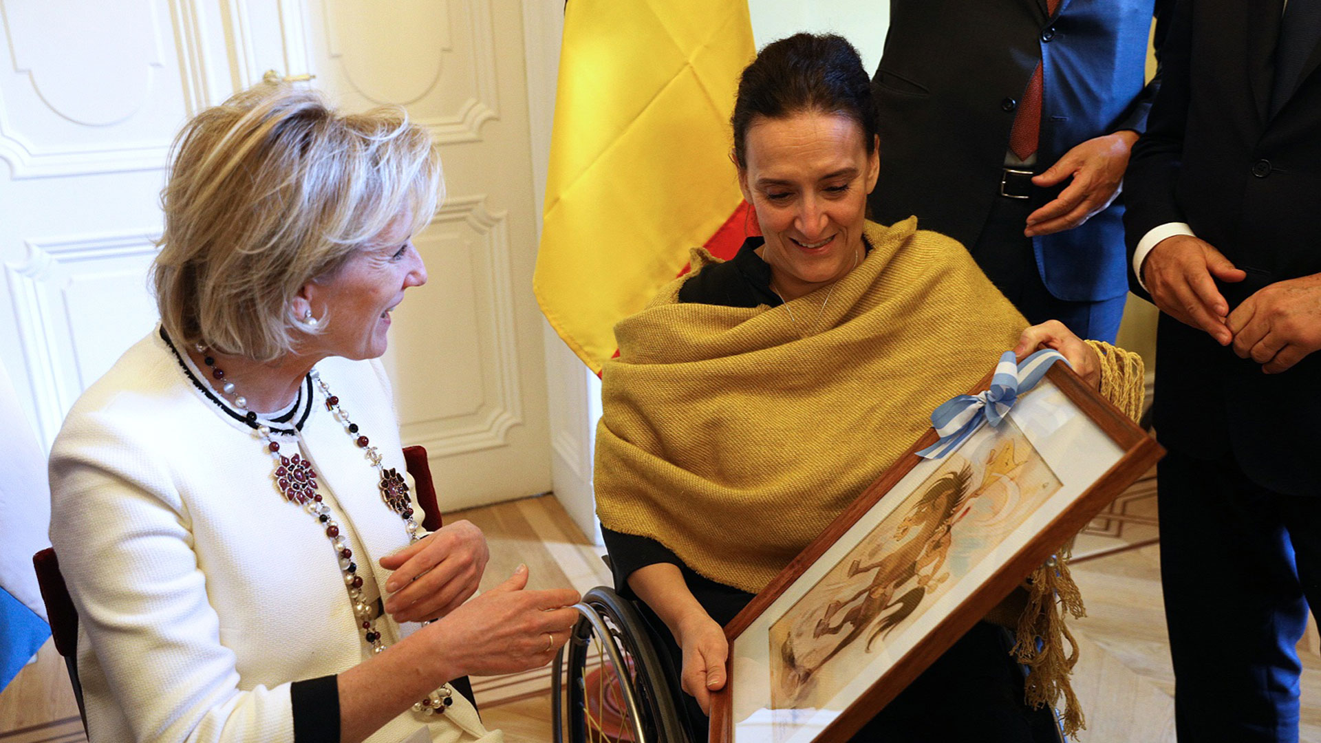 La Vicepresidenta obsequió a la Princesa, amante del arte, un cuadro de Patoruzú, en virtud de cumplirse 90 años del célebre personaje ícono de la cultura y tradición argentina.