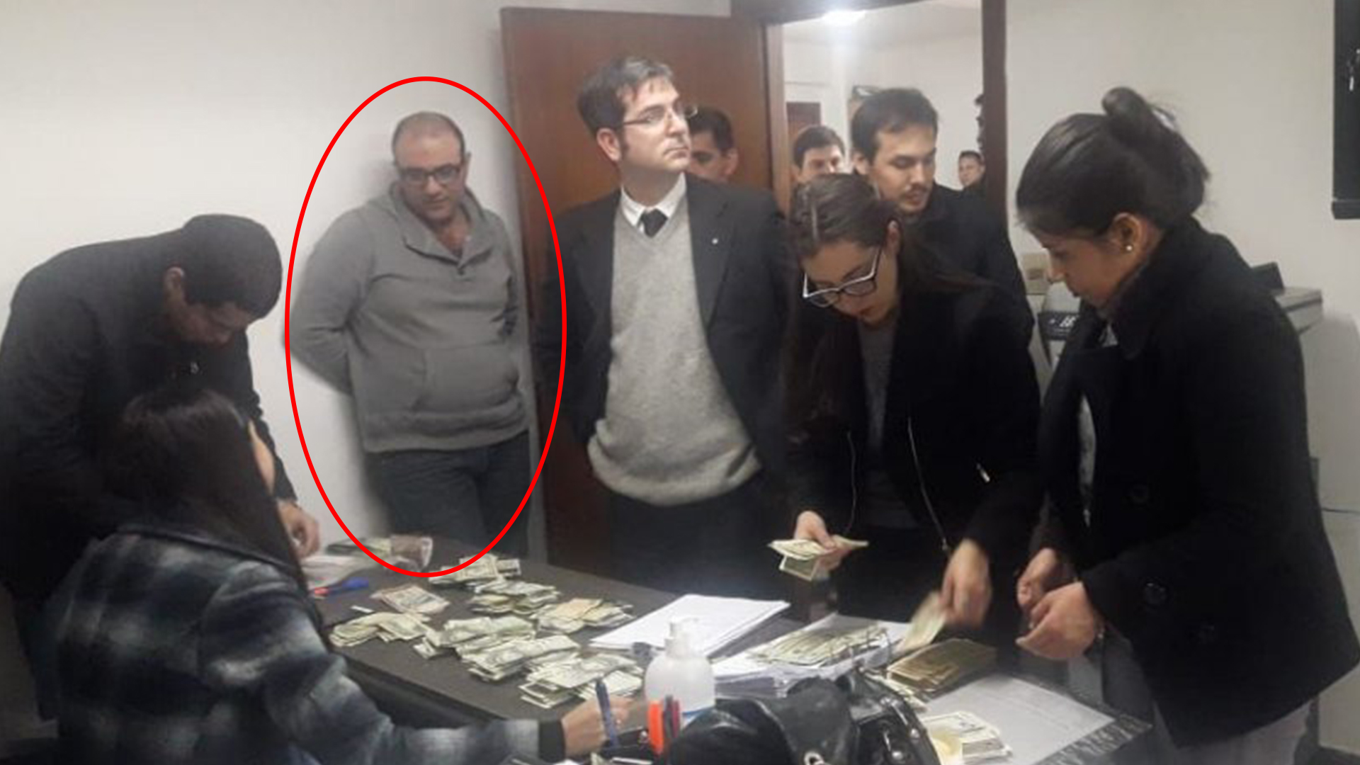 Mahmoud Alí Barakat (con canguro gris) observa mientras el fiscal Marcelo Pecci y los funcionarios del Ministerio Público allanan su oficina del edificio “Líder 4” del microcentro de Asunción (ABC)