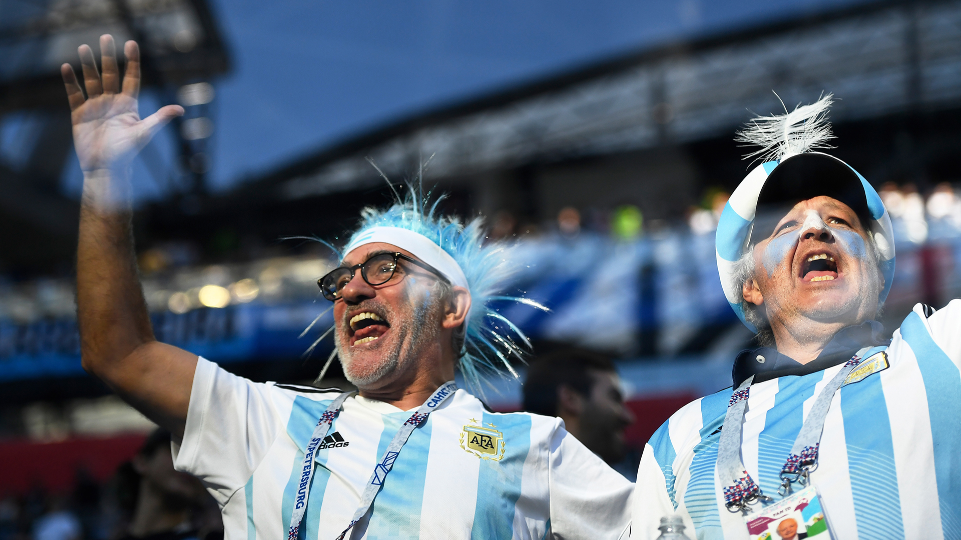 El cotillón y las camisetas celestes y blancas adornan las tribunas del estadio Krestovski de San Petersburgo