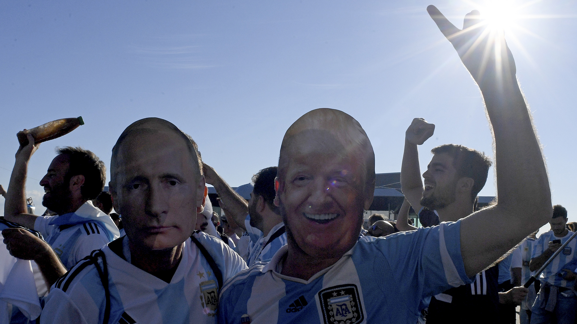 Algunos argentinos con sentido del humor llevaron caretas del presidente Putín