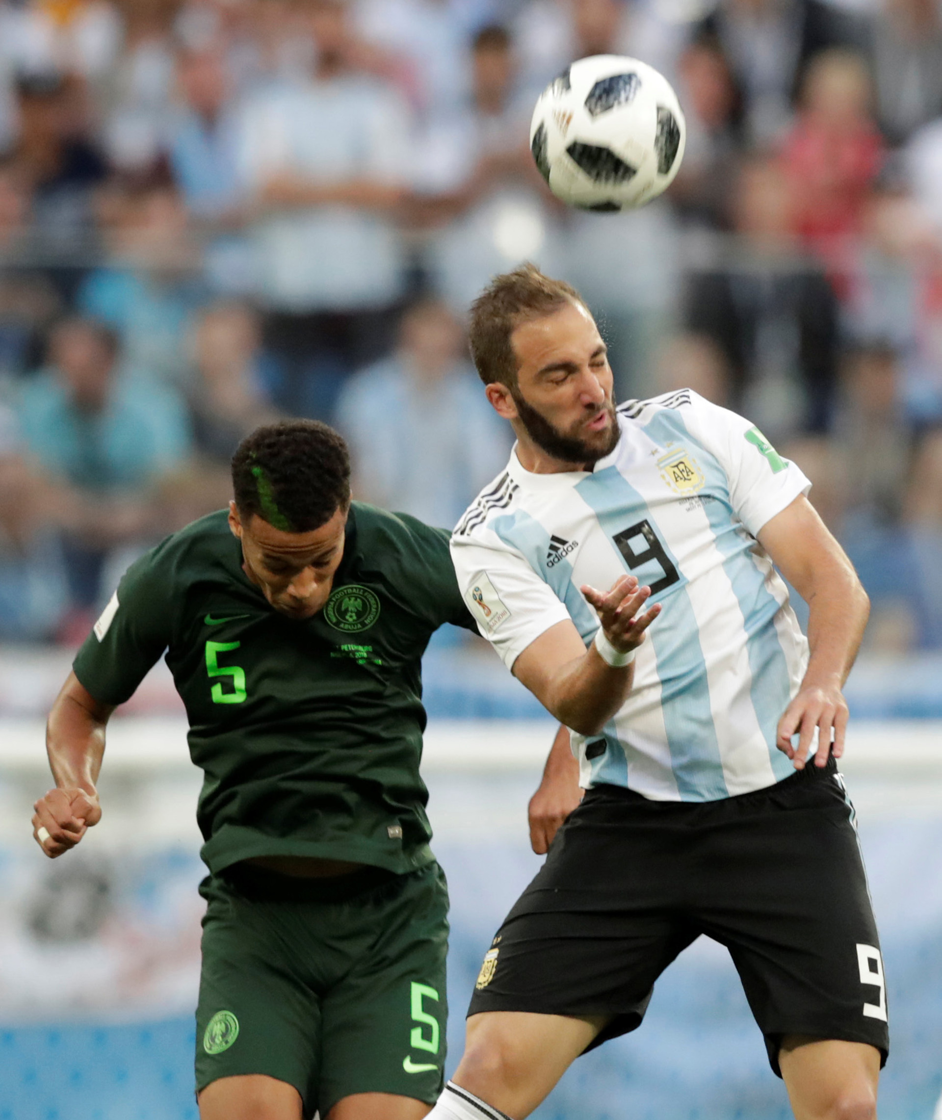 Higuaín debió someterse a la fuerza de los zagueros africanos