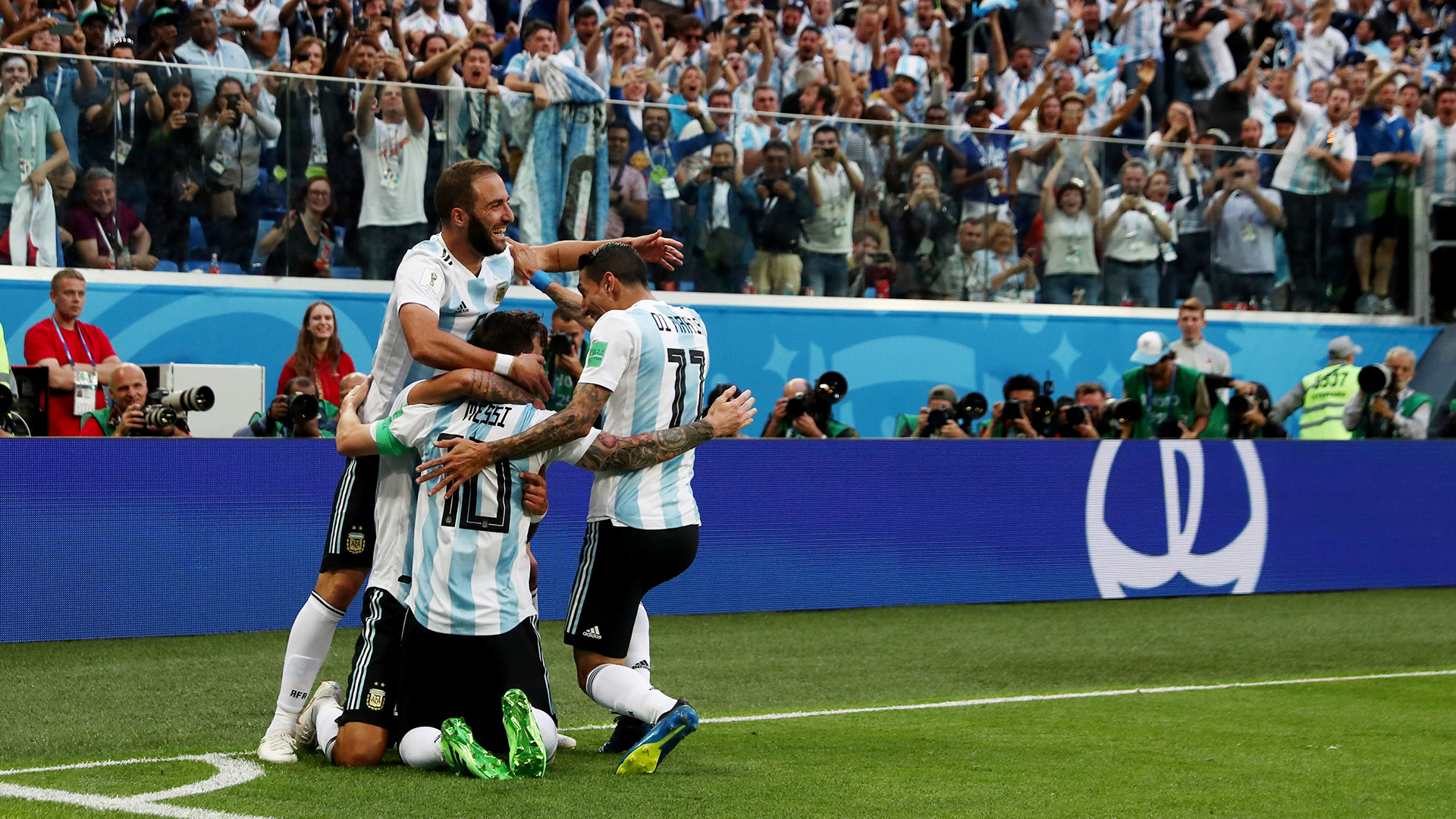 El abrazo de Messi con sus compañeros tras el primer tanto