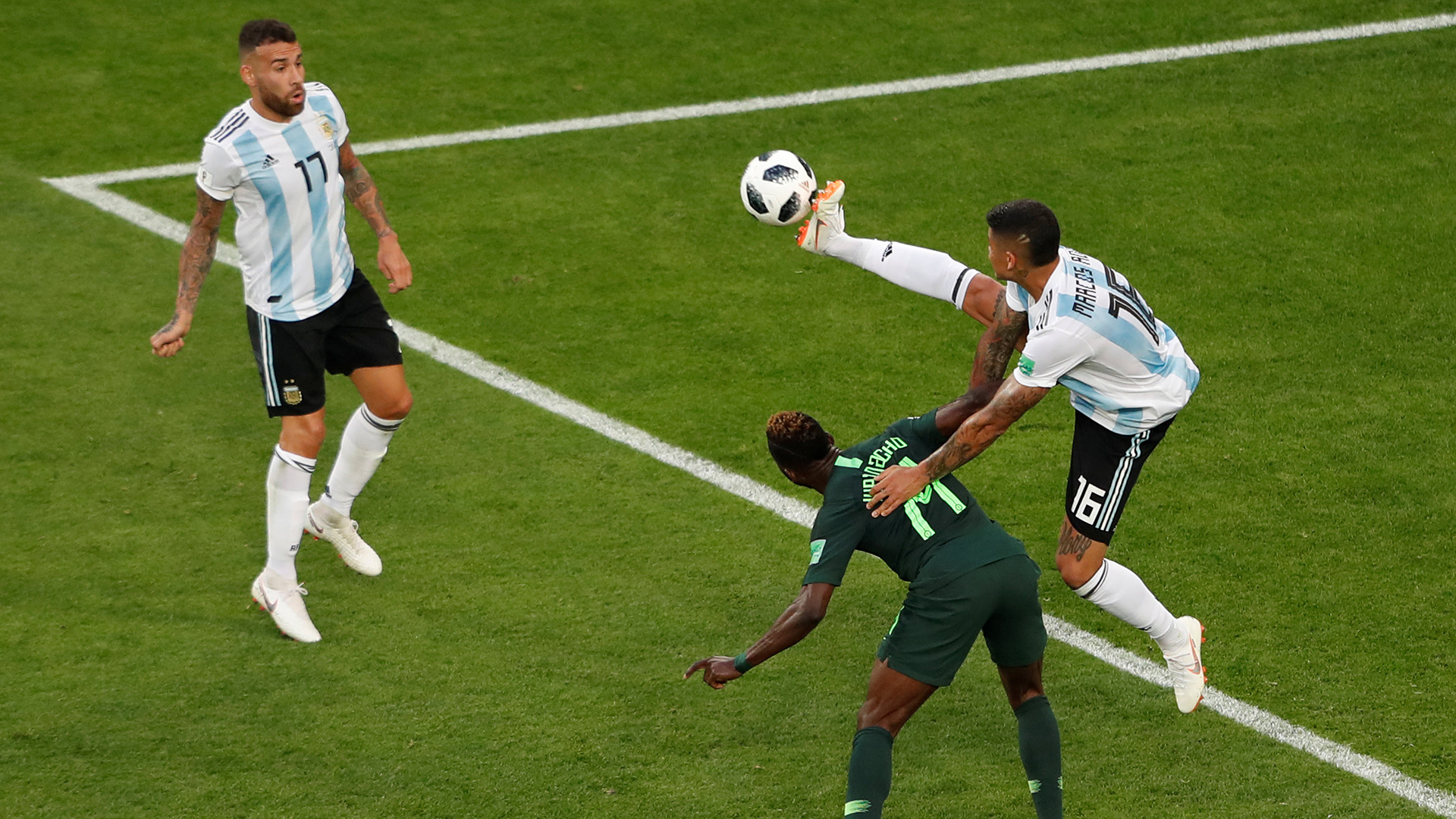 Marcos Rojo firme en el fondo de la cancha, luego sería decisivo en el desenlace del encuentro