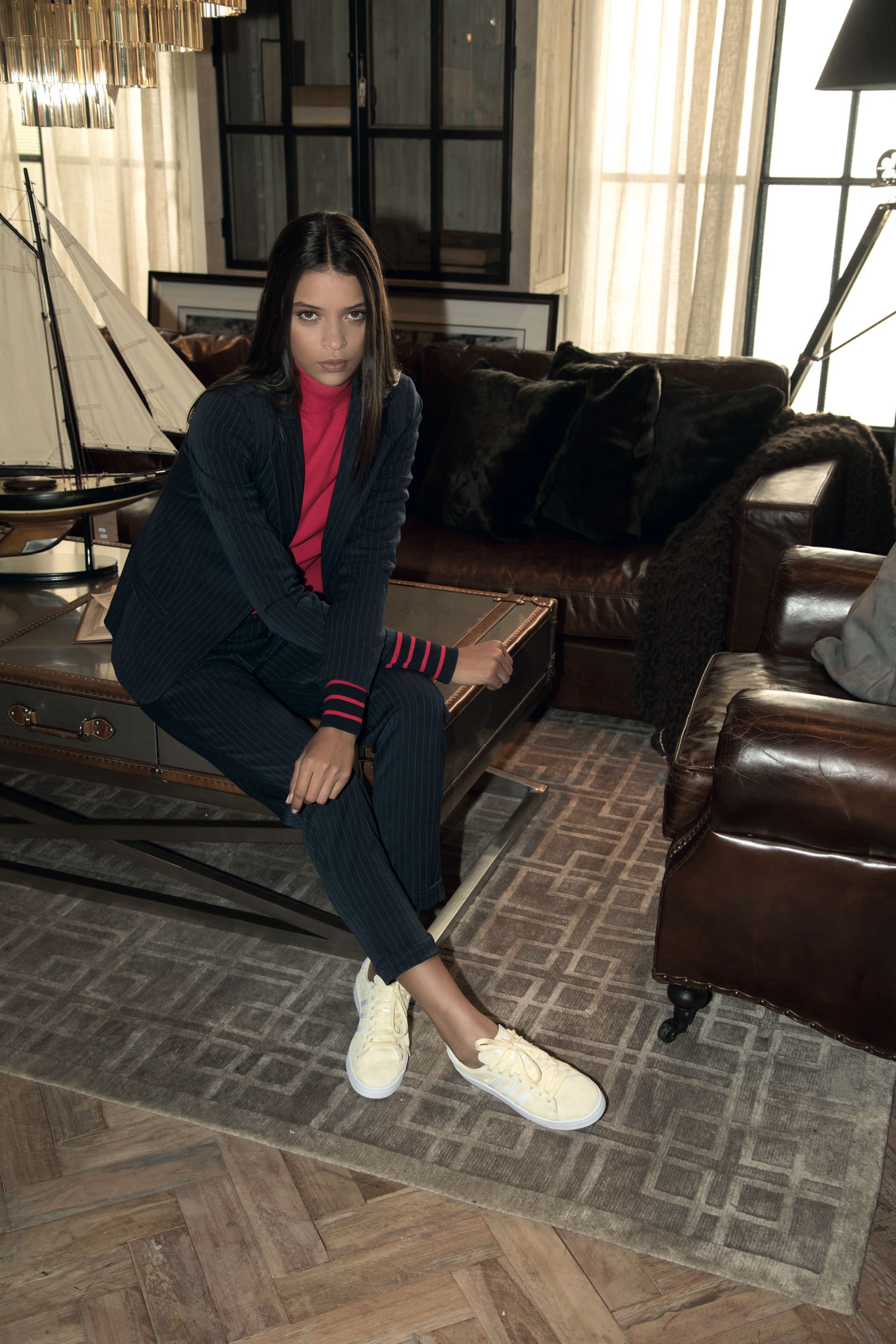Traje de saco y pantalón con raya diplomática ($ 3.399, Inversa), polera roja ($ 2.808, TOMYxGIGI by Tomy Hilfiger) y zapatillas de gamuza ($ 2.499, adidas Originals). (Foto: Fernando Venegas/ Para Ti)