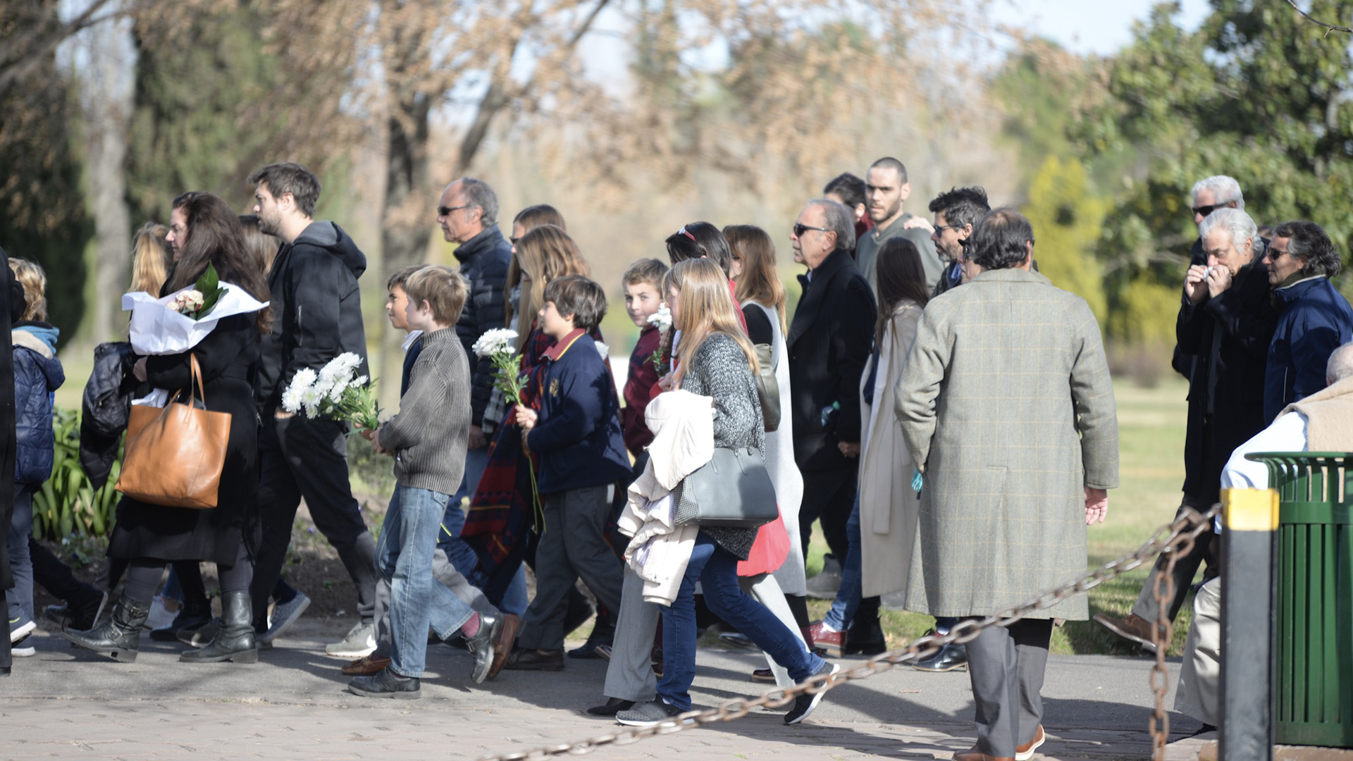 El cortejo comenzó pasadas las 15. Los presentes acompañaron con flores blancas