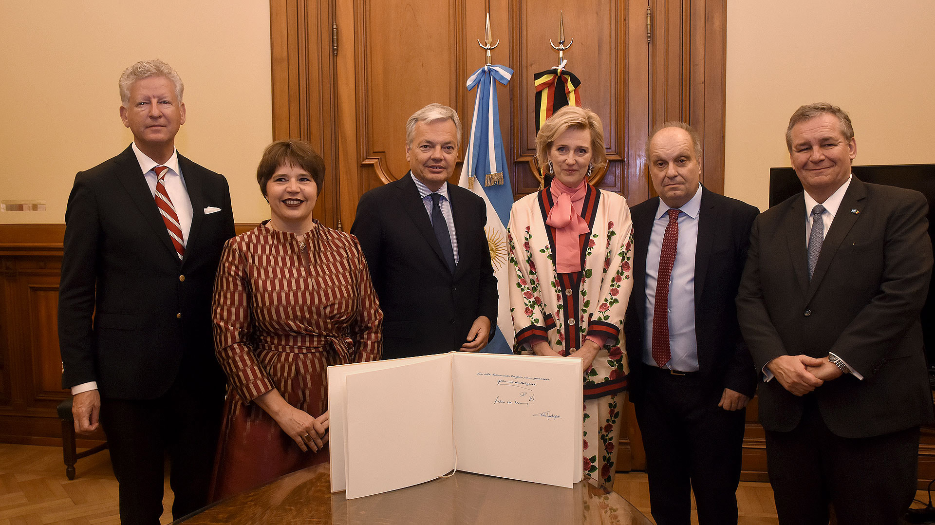 Pieter de Crem, secretario de Estado Federal para el Comercio Exterior; Cécile Jodogne, secretaria de Estado para el Comercio Exterior y la Inversión para la región Bruselas-Capital y ministra de la Comisión de la Comunidad Francesa a cargo del Servicio Civil y la Salud; Didier Reynders, viceprimer ministro Federal y ministro de Relaciones Exteriores y Asuntos Europeos; la princesa Astrid de Bélgica; el titular del Sistema Federal de Medios y Contenidos Públicos, Hernán Lombardi; y el embajador de Bélgica en la Argentina, Peter Maddens