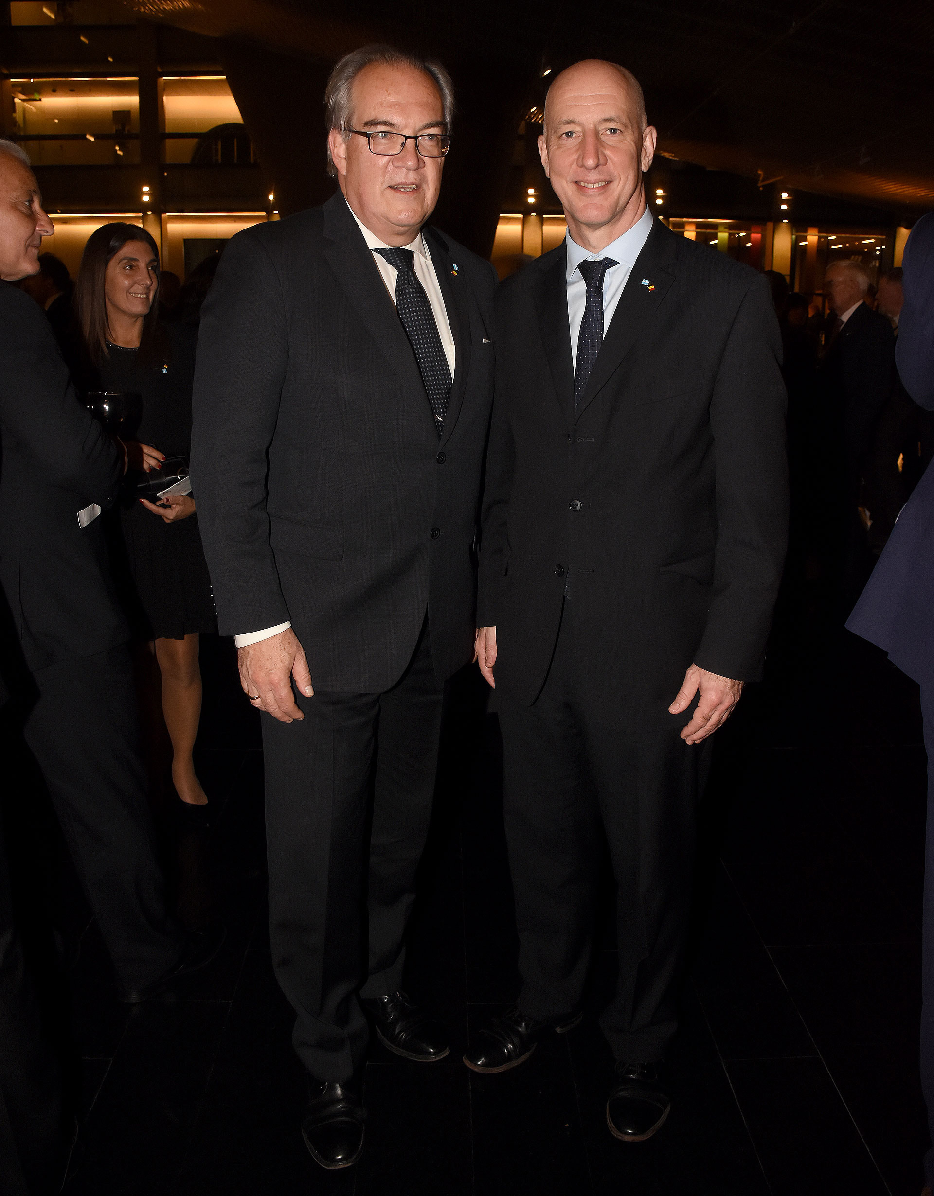 El embajador de Alemania en la Argentina, Jürgen Christian Mertens, junto al embajador británico, Mark Kent