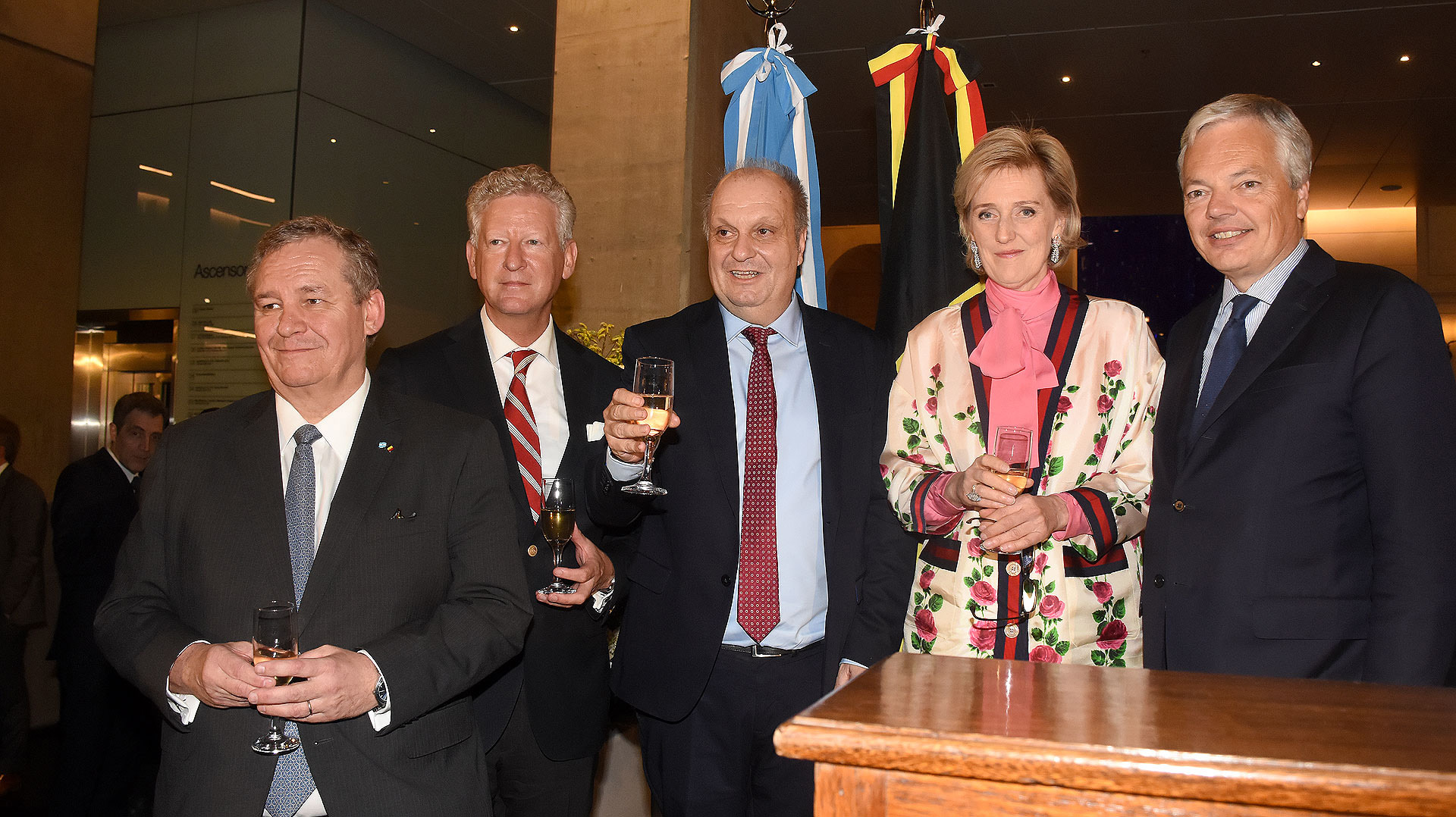 El embajador belga, Peter Maddens; el secretario de Estado Federal para el Comercio Exterior, Pieter de Crem; Hernán Lombardi; la princesa Astrid de Bélgica; y Didier Reynders, primer viceministro Federal y ministro de Relaciones Exteriores y Asuntos Europeos
