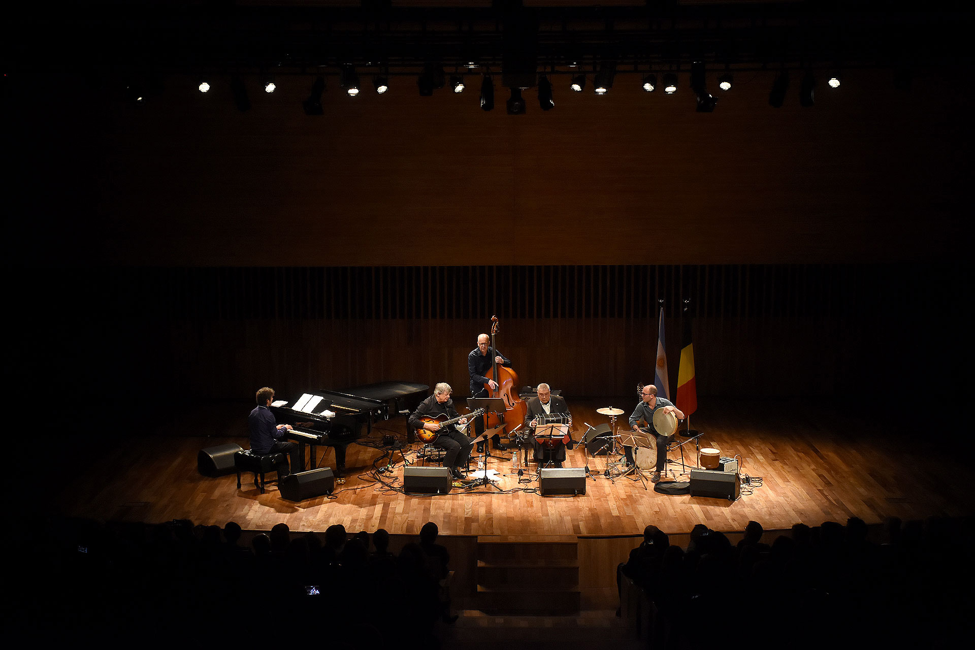 Sentada en primera fila, la princesa Astrid disfrutó del concierto del Philip Catherine Quartet y del bandoneonista Dino Saluzzi, que se llevó a cabo en la Sala Argentina