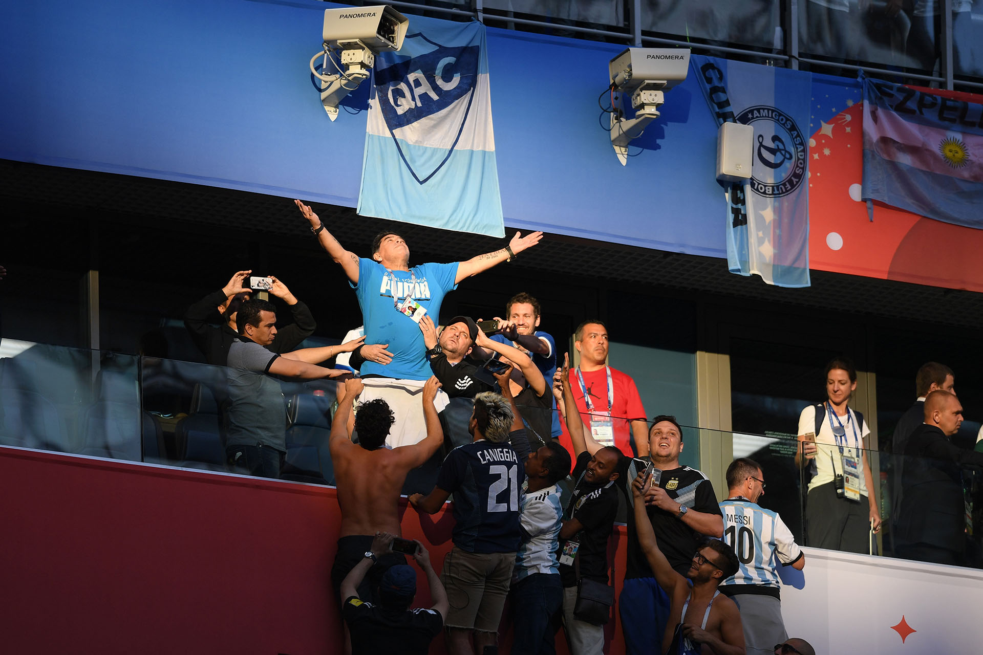 La escena perfecta: un rayo de luz apunta directamente a Maradona mientras el público lo intenta agarrar