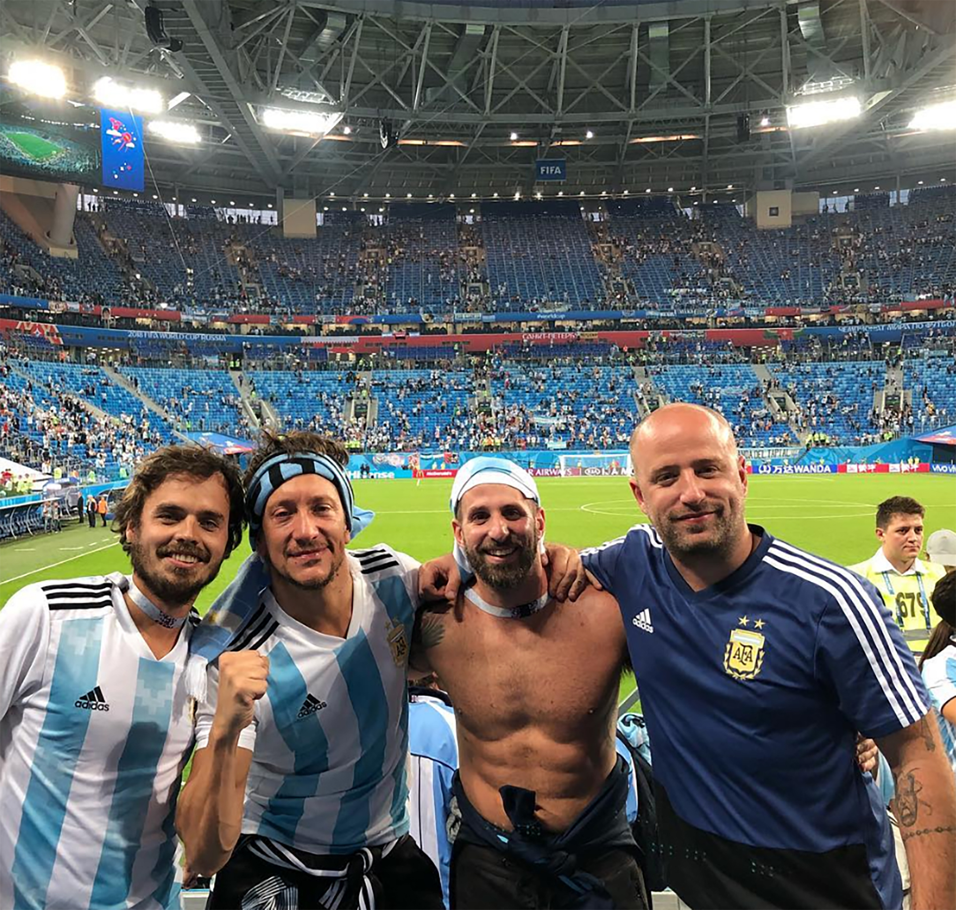 Benjamín Rojas, Nico Vázquez y unos amigos fueron a apoyar a la Selección en San Petersburgo (Instagram)