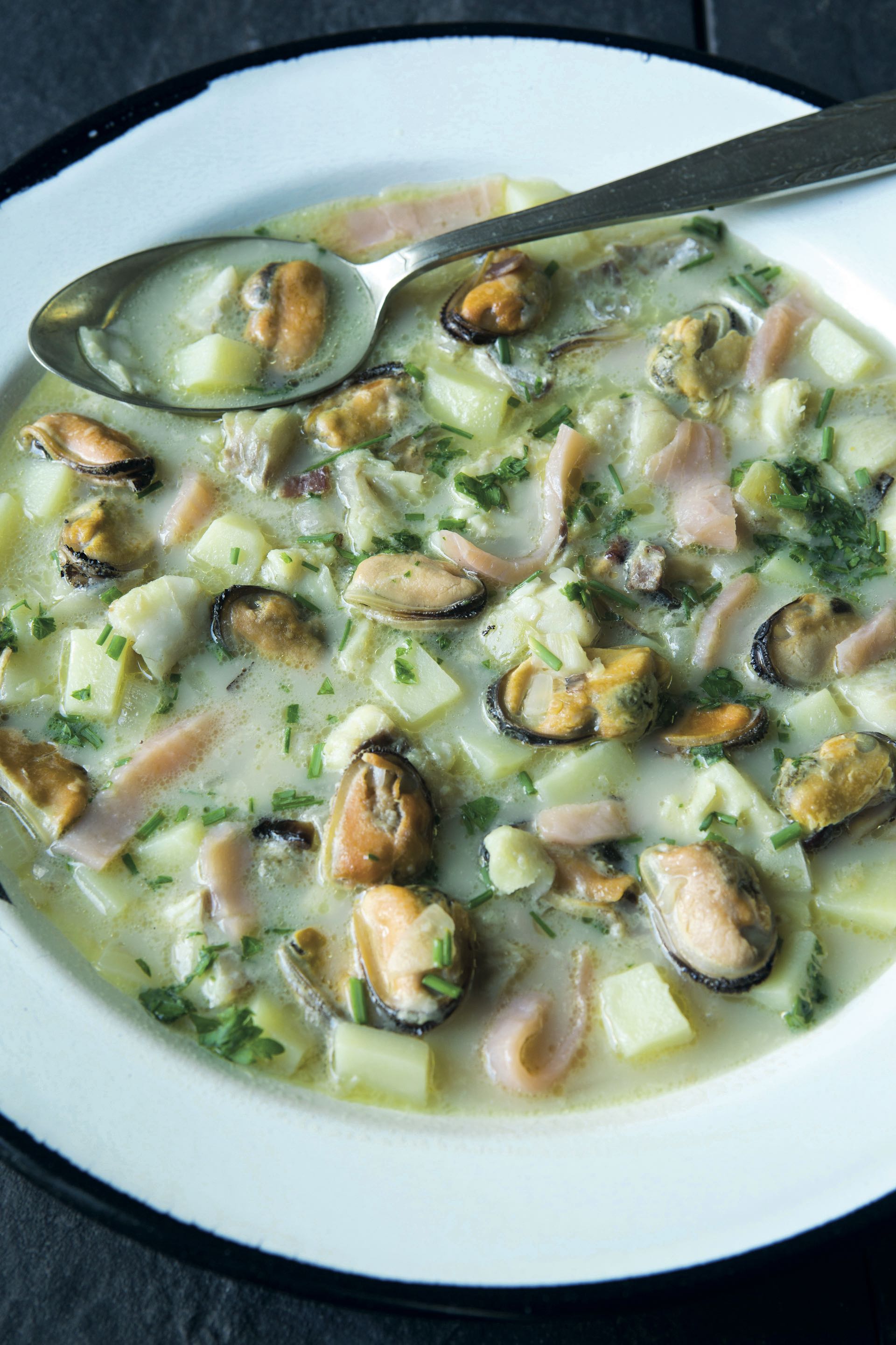 El bouquet garni es un ramillete de hierbas clásico francés. Se pone en la cacerola atado con hilo de algodón y luego se retira. Sirve para dar sabor a los platos de olla. (Foto: Axel Indik/ Para Ti)
