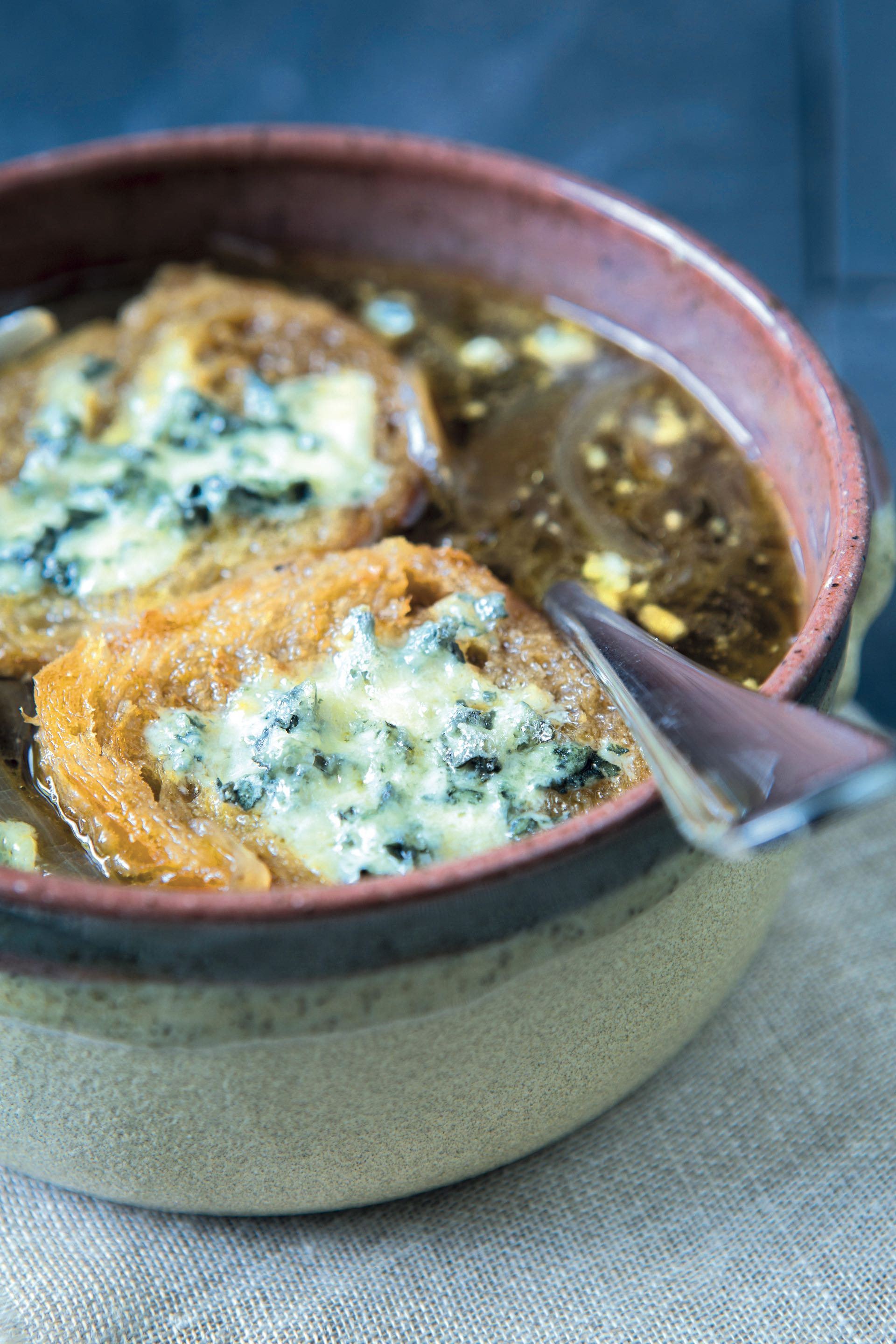 El queso habitual que se usa para la soupe a l´onion gratinee es el gruyere. Esta receta es una variante. (Foto: Axel Indik/ Para Ti)