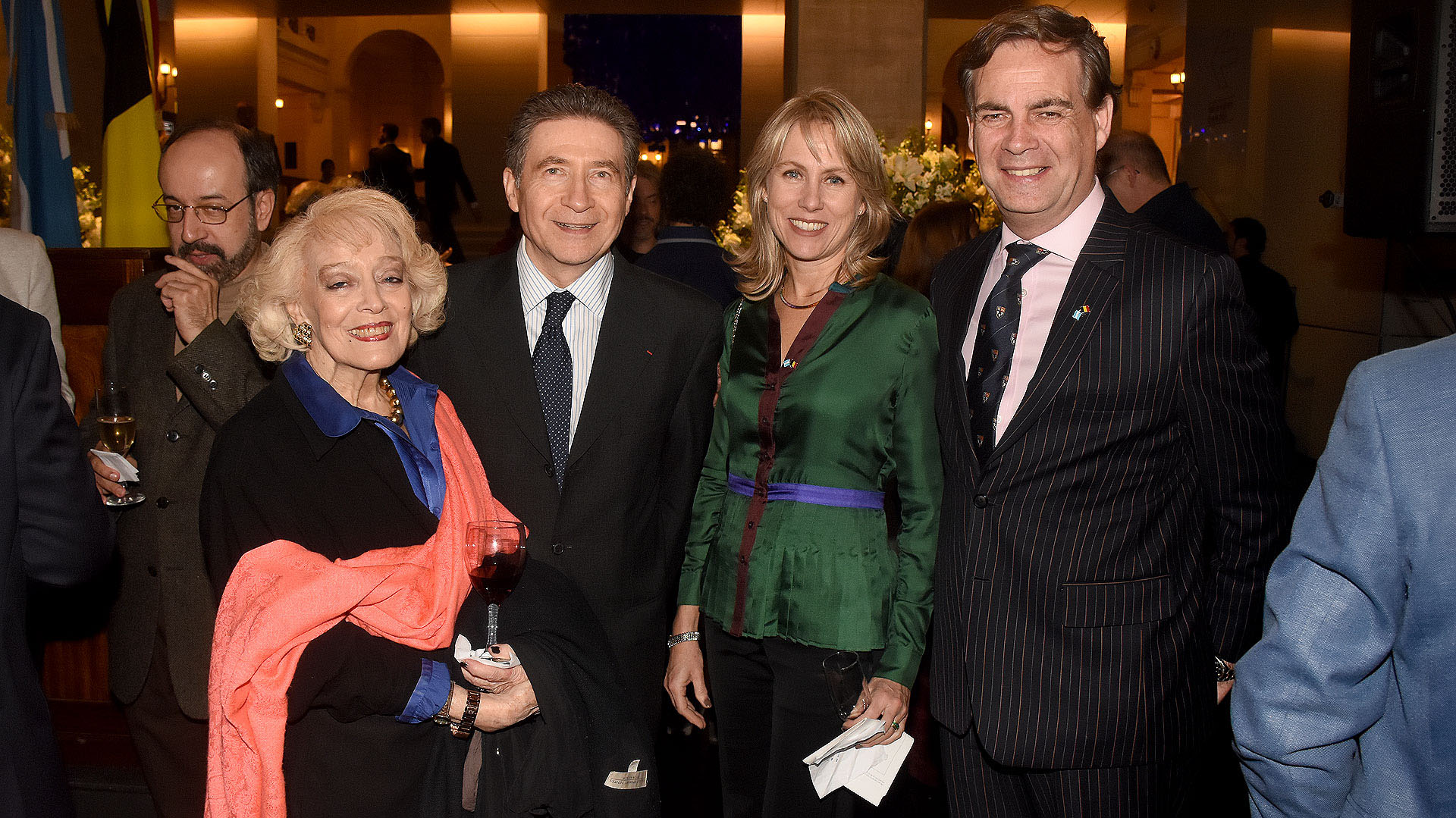 El embajador de Francia en la Argentina, Pierre Henri Guignard, junto a Patricio Carmody, miembro del CARI, y las esposas de ambos