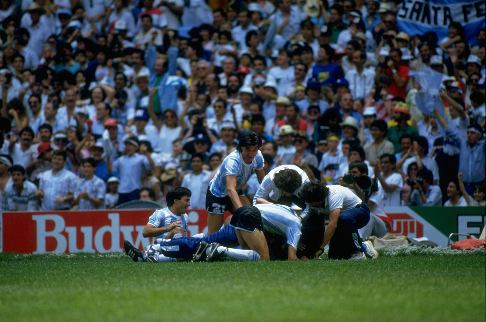 La montaña de jugadores albicelestes después del 3-2 de Burruchaga