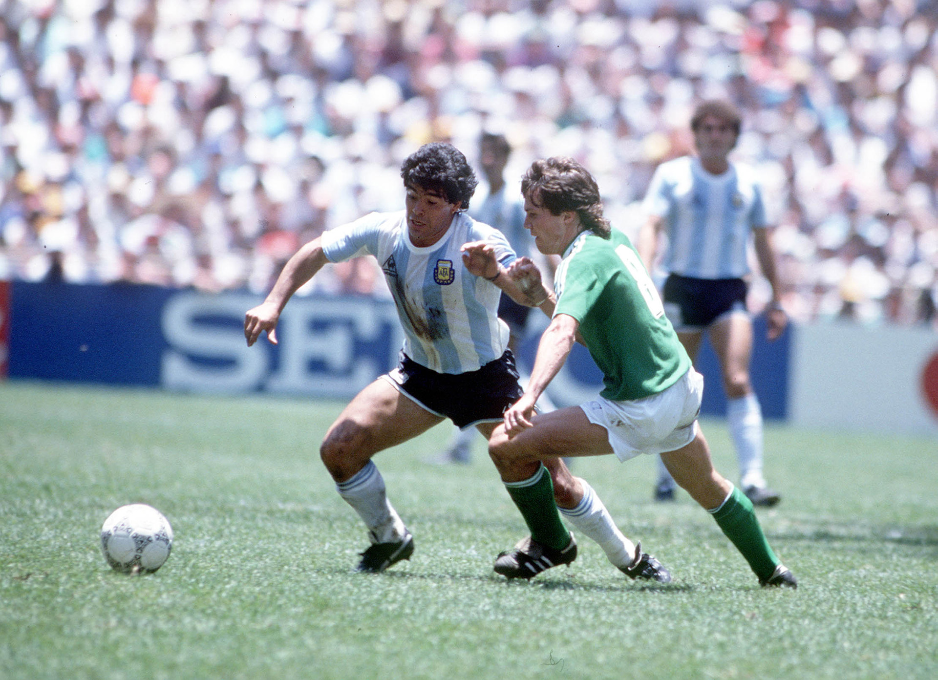 Maradona, figura de la Copa, contra un joven Lothar Matthaeus